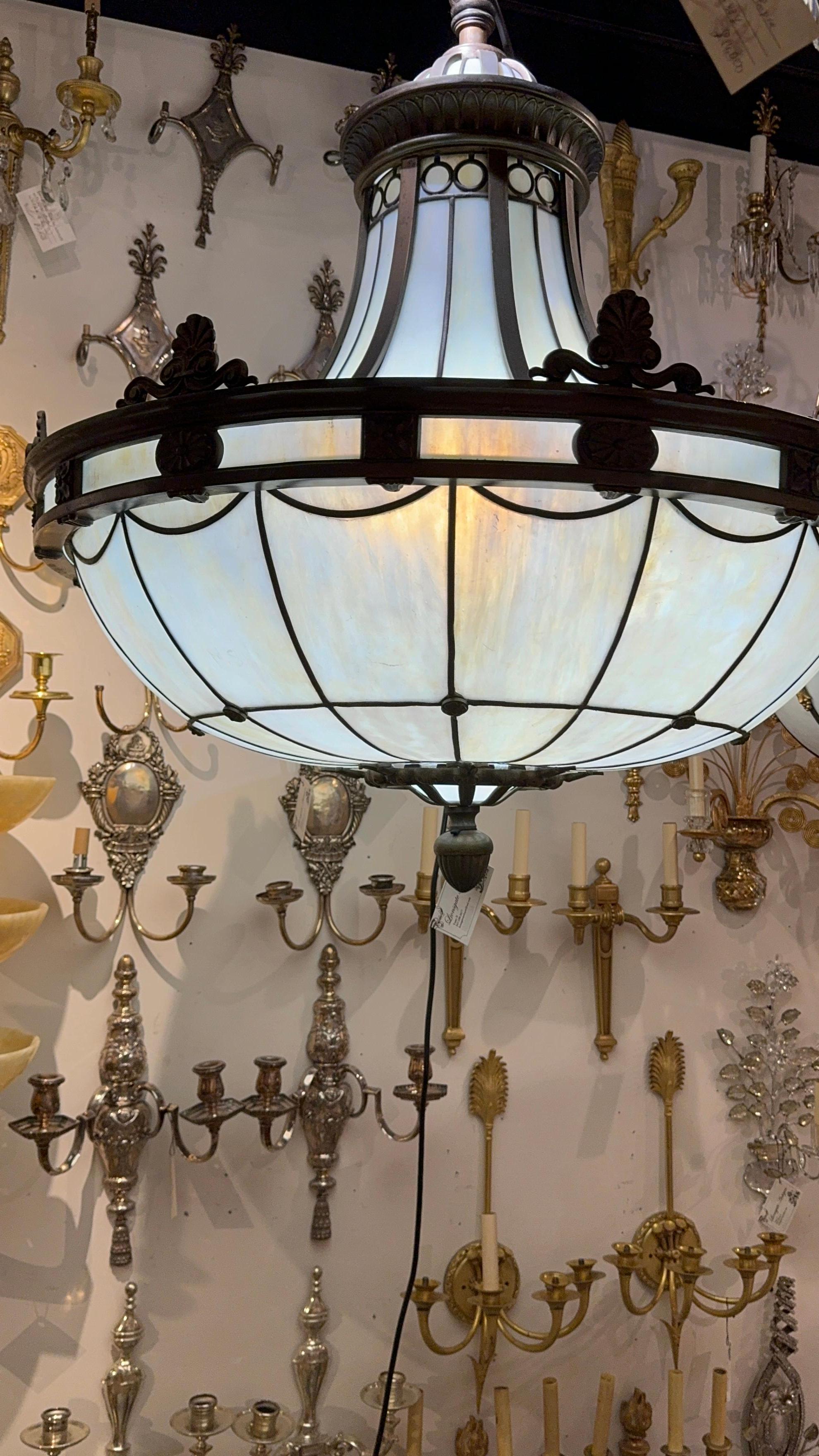 Bronzo Coppia di lampadari in vetro piombato Caldwell del 1920 in vendita