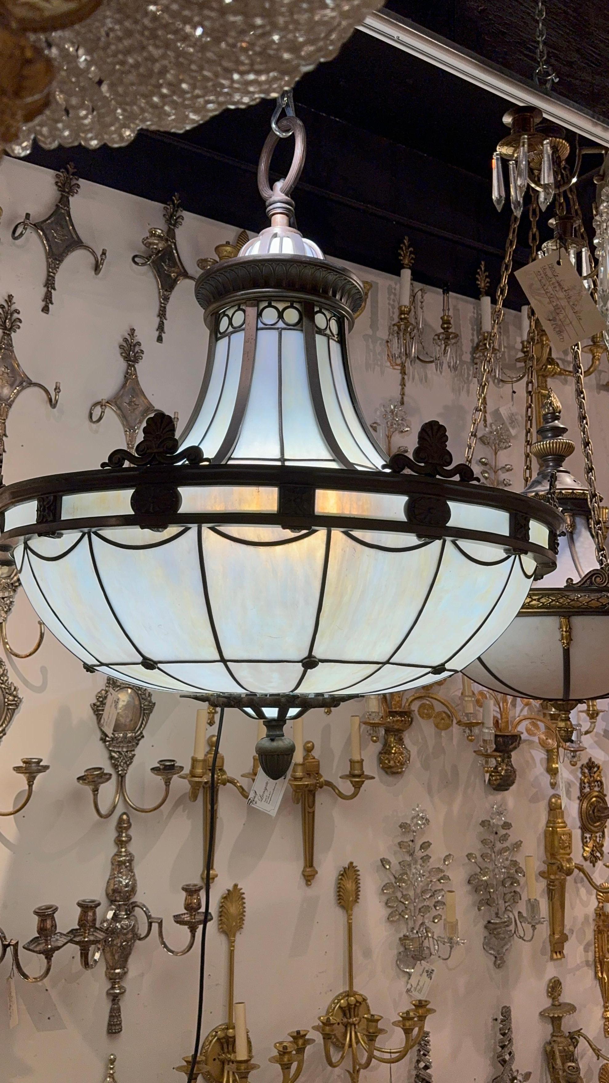 Coppia di lampadari in vetro piombato Caldwell del 1920 in vendita 1