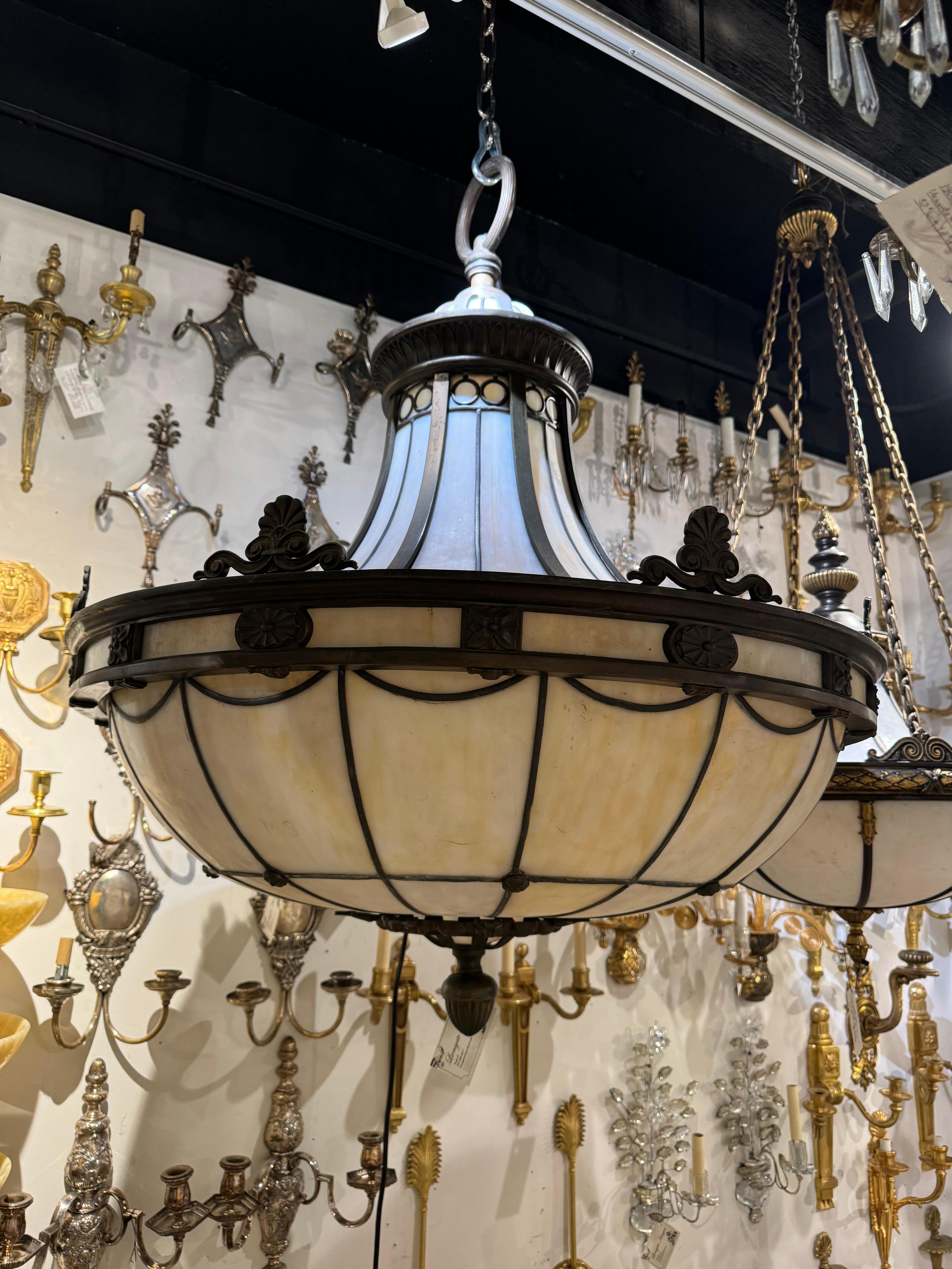 Coppia di lampadari in vetro piombato Caldwell del 1920 in vendita 2
