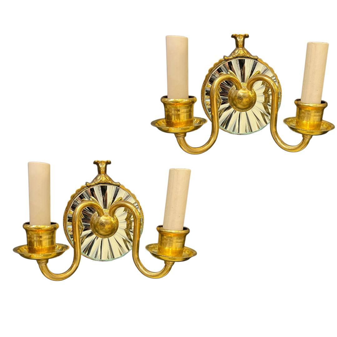 paire d'appliques à deux lumières en bronze doré de CIRCA, circa 1920, avec dos en miroir plaqué