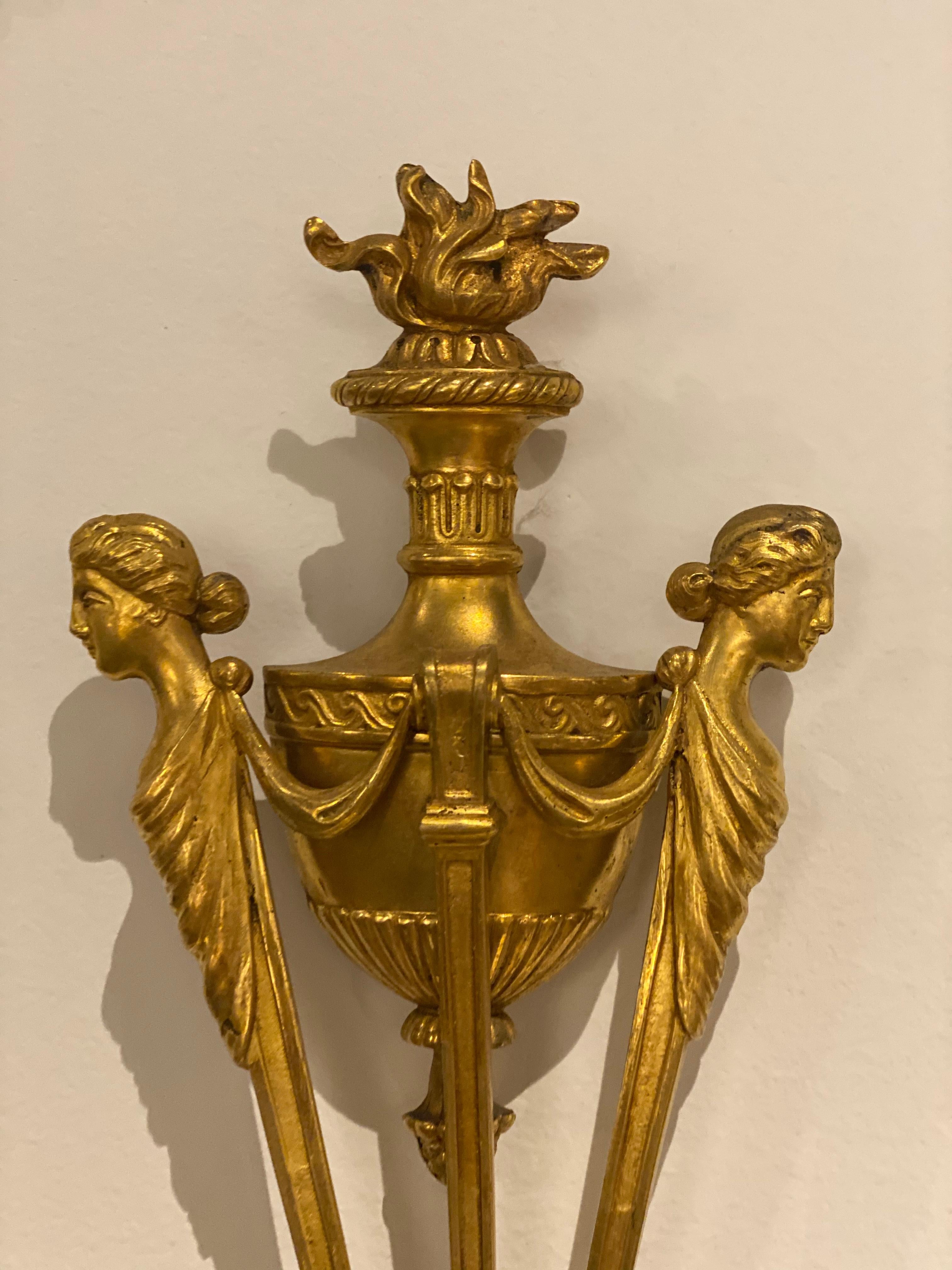 Un par de apliques Caldwell de estilo neoclásico de la década de 1920 con diseño de cabeza de carnero 