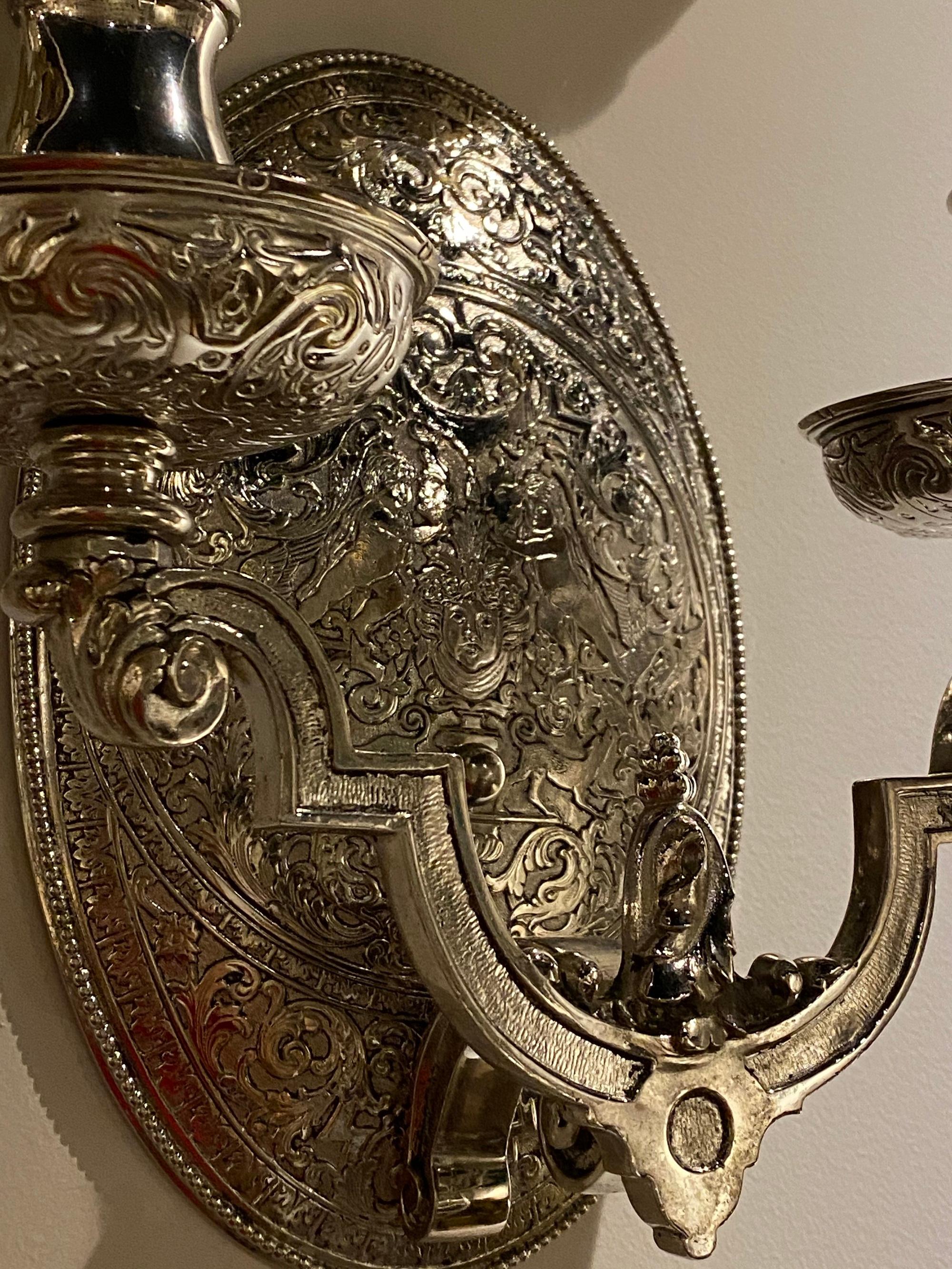 Coppia di appliques Caldwell placcate in argento del 1920 circa con ornamento sul corpo 