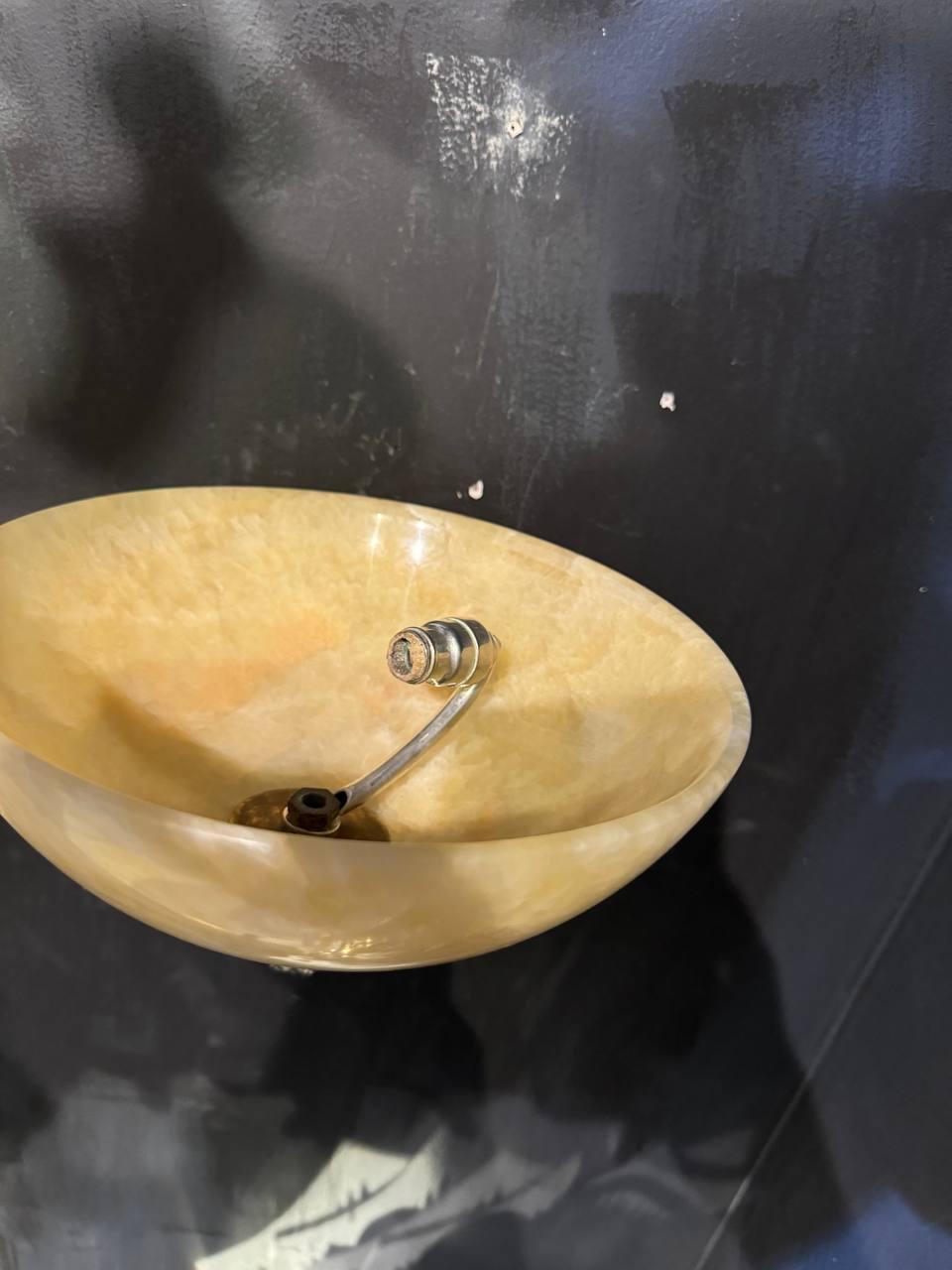 1920's Caldwell Versilberte Wandleuchter mit Alabaster-Schirm (amerikanisch) im Angebot