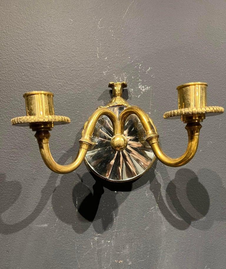 par de apliques de doble luz de bronce dorado Caldwell de hacia 1920, con respaldo de espejo chapado