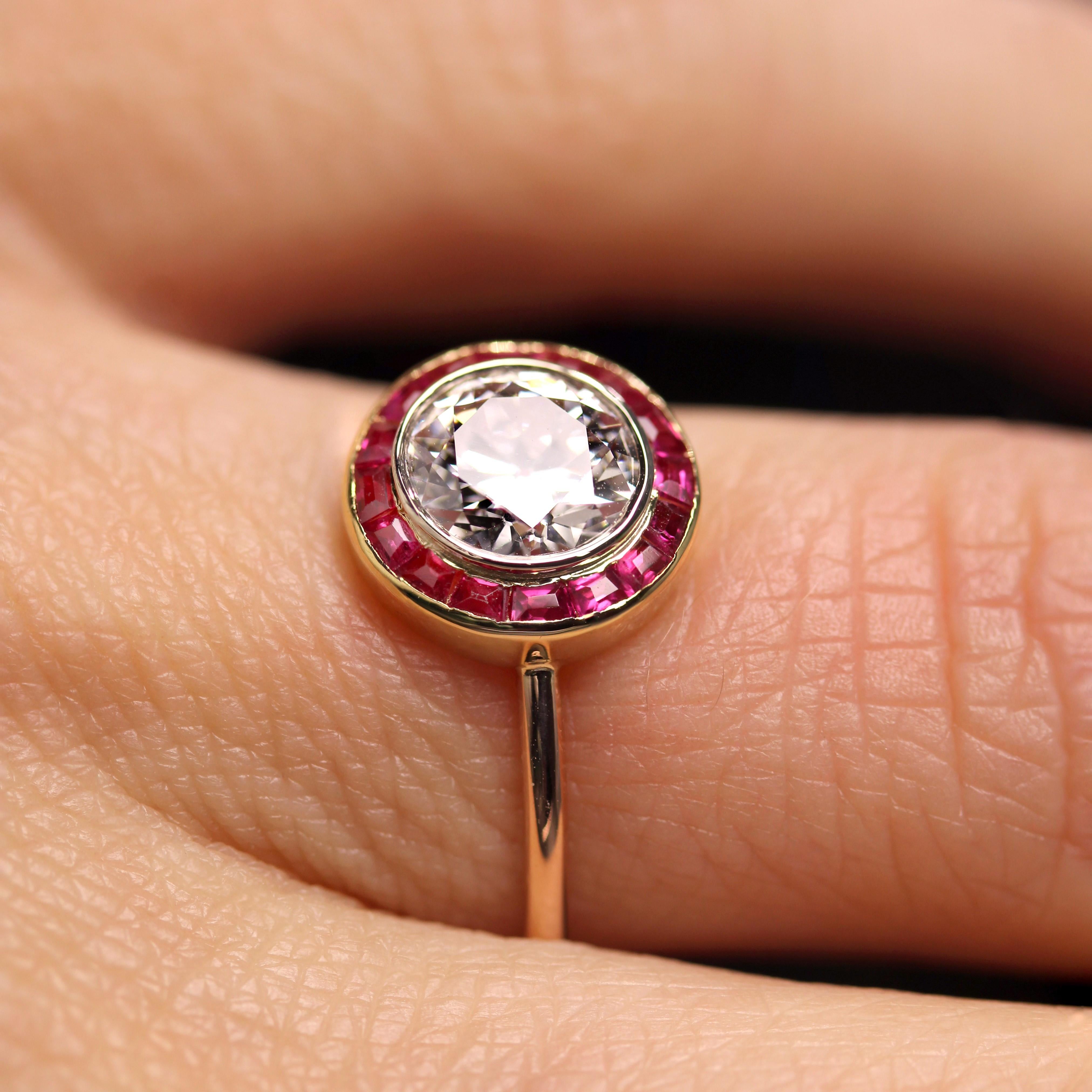 Bague ronde en or jaune 18 carats, diamants et pierres rouges calibrées des années 1920 en vente 7