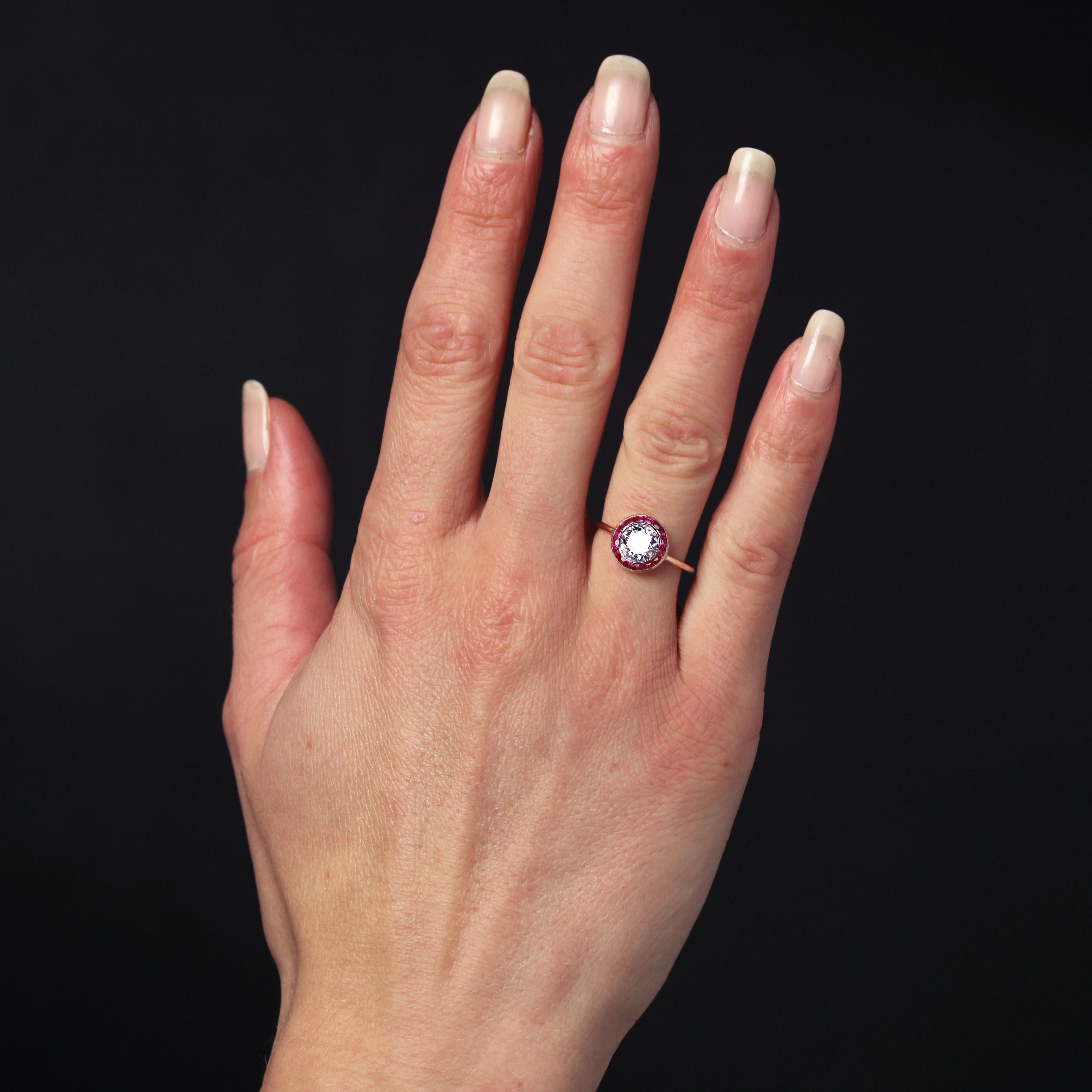 Bague en or jaune 18 carats.
Charmante bague ancienne, sa monture ronde présente un diamant central de taille ancienne entouré de pierres rouges calibrées. L'anneau est un fil d'or rond.
Poids total du diamant : 0,84 carat environ.
Diamètre : 9,7 mm