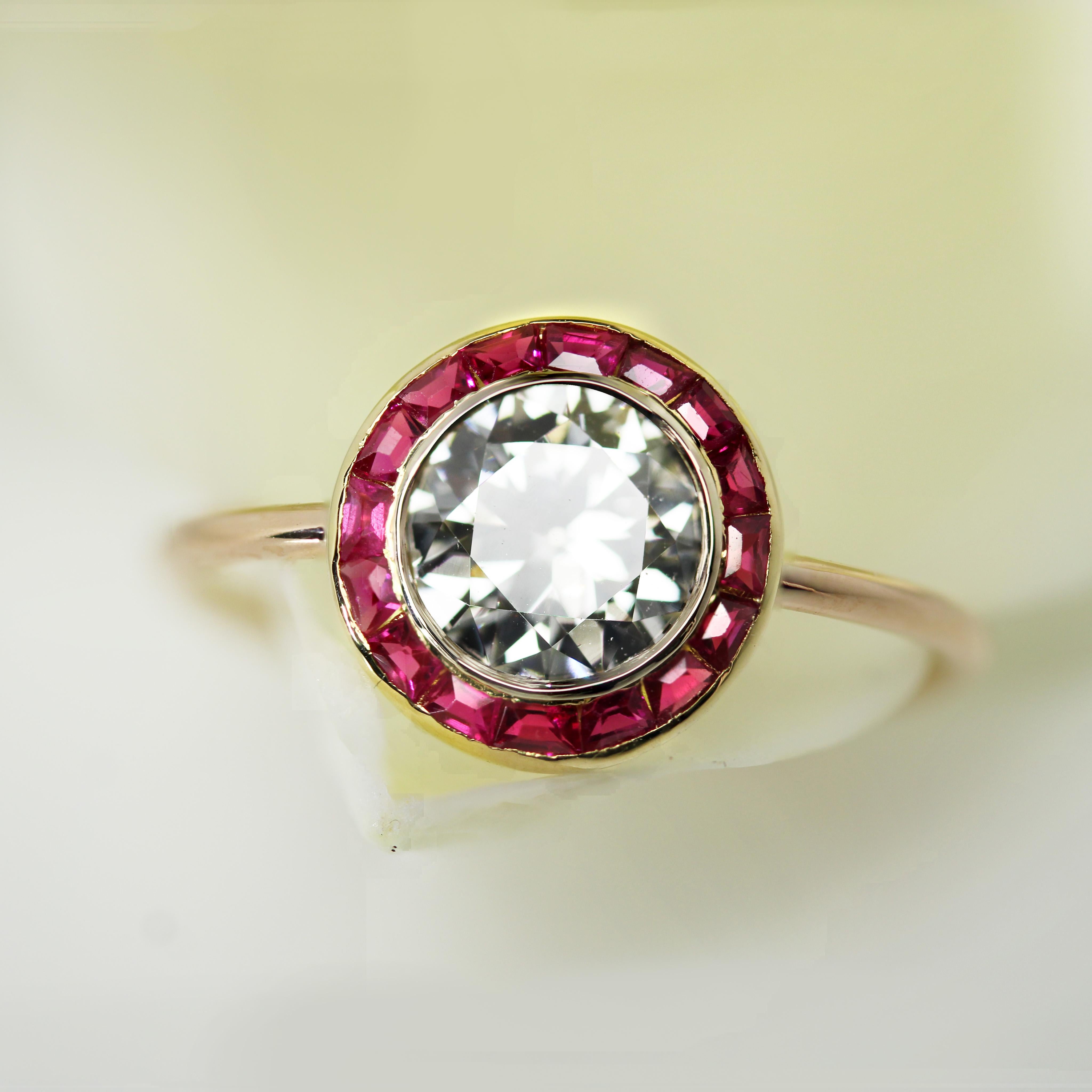 Art déco Bague ronde en or jaune 18 carats, diamants et pierres rouges calibrées des années 1920 en vente