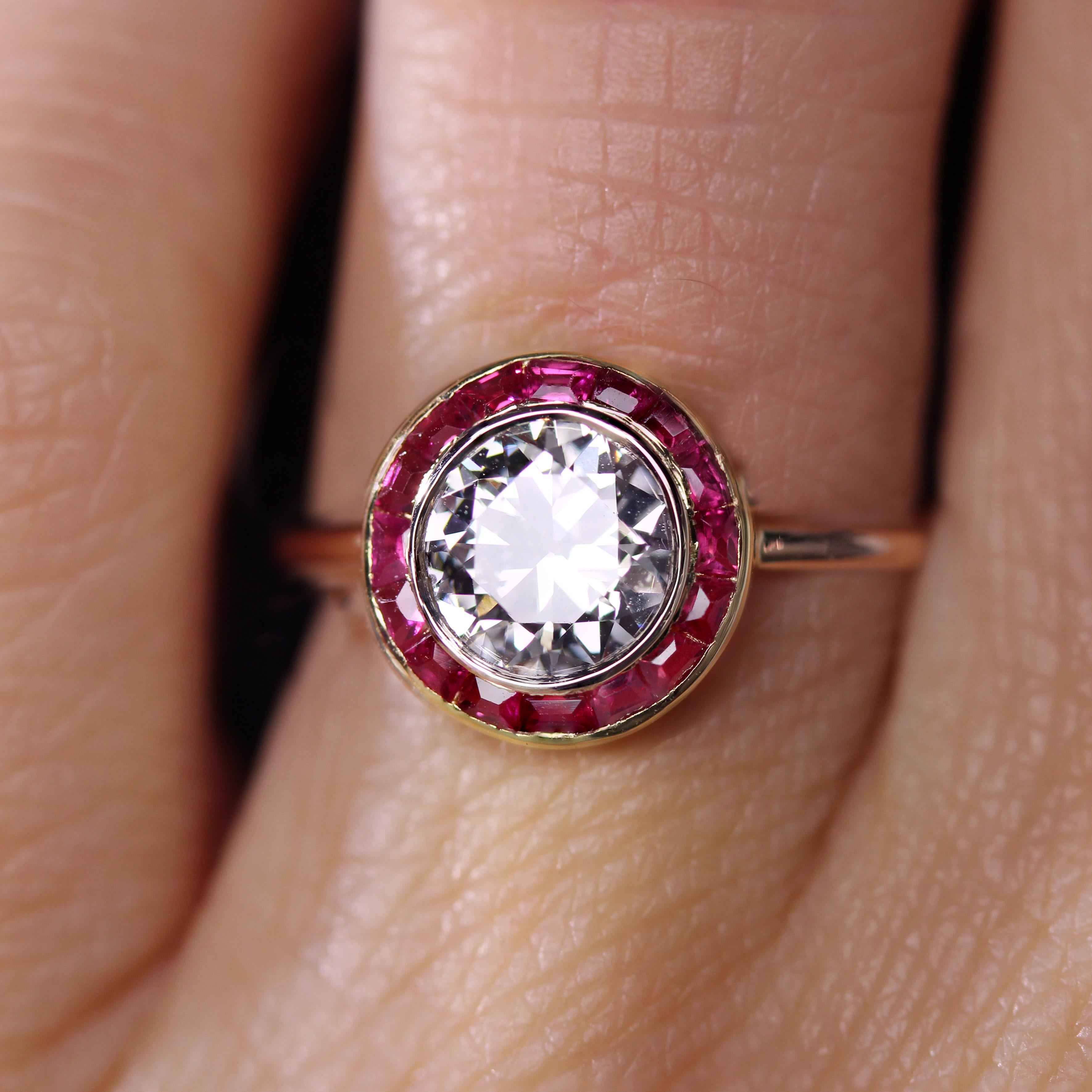 Bague ronde en or jaune 18 carats, diamants et pierres rouges calibrées des années 1920 Pour femmes en vente