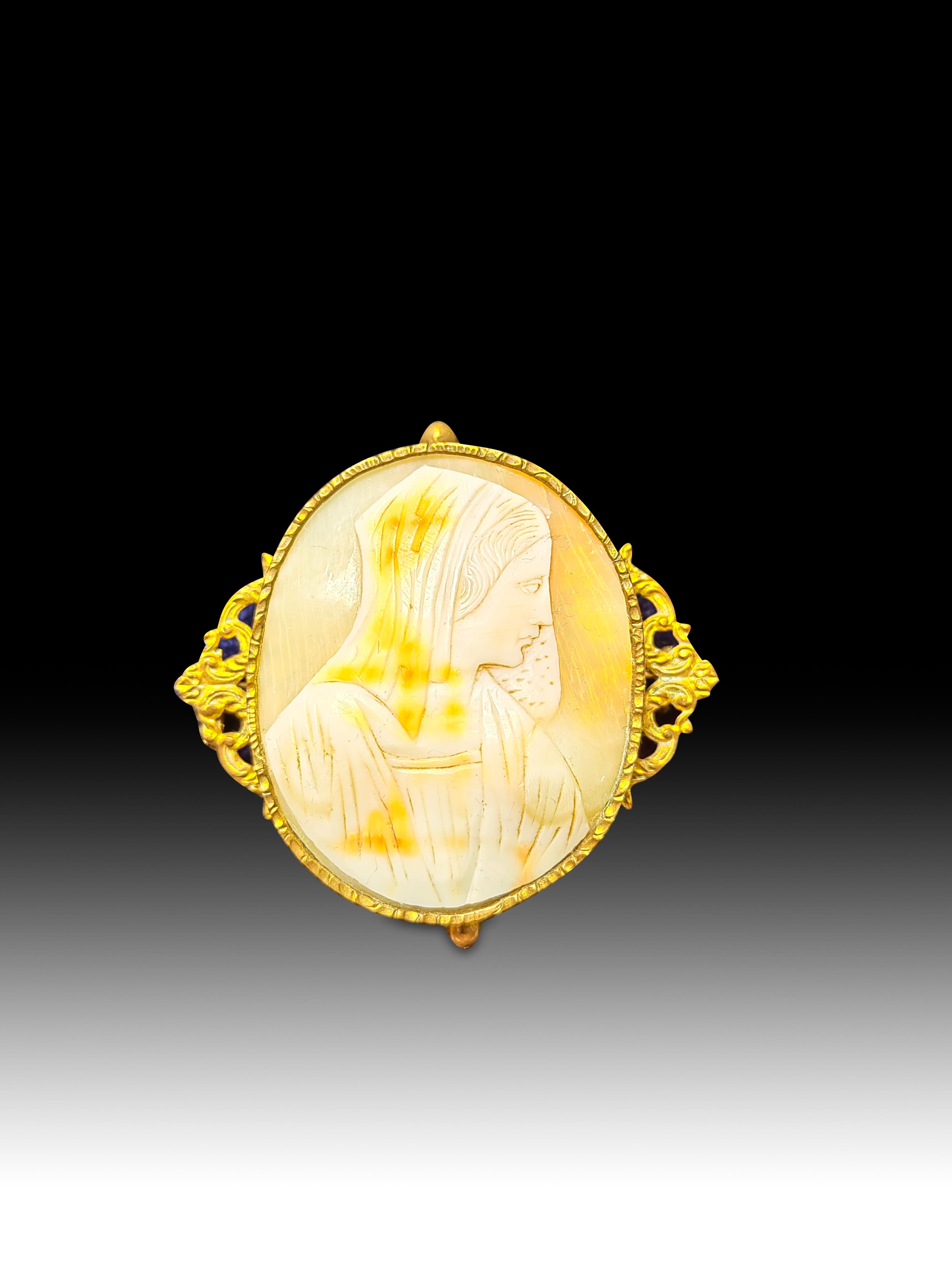 1920s Cameo
Elegant cameo from the 1920s carved in a shell and decorated with gilded brass.Dimensions: 4.5x4x0.5 cm