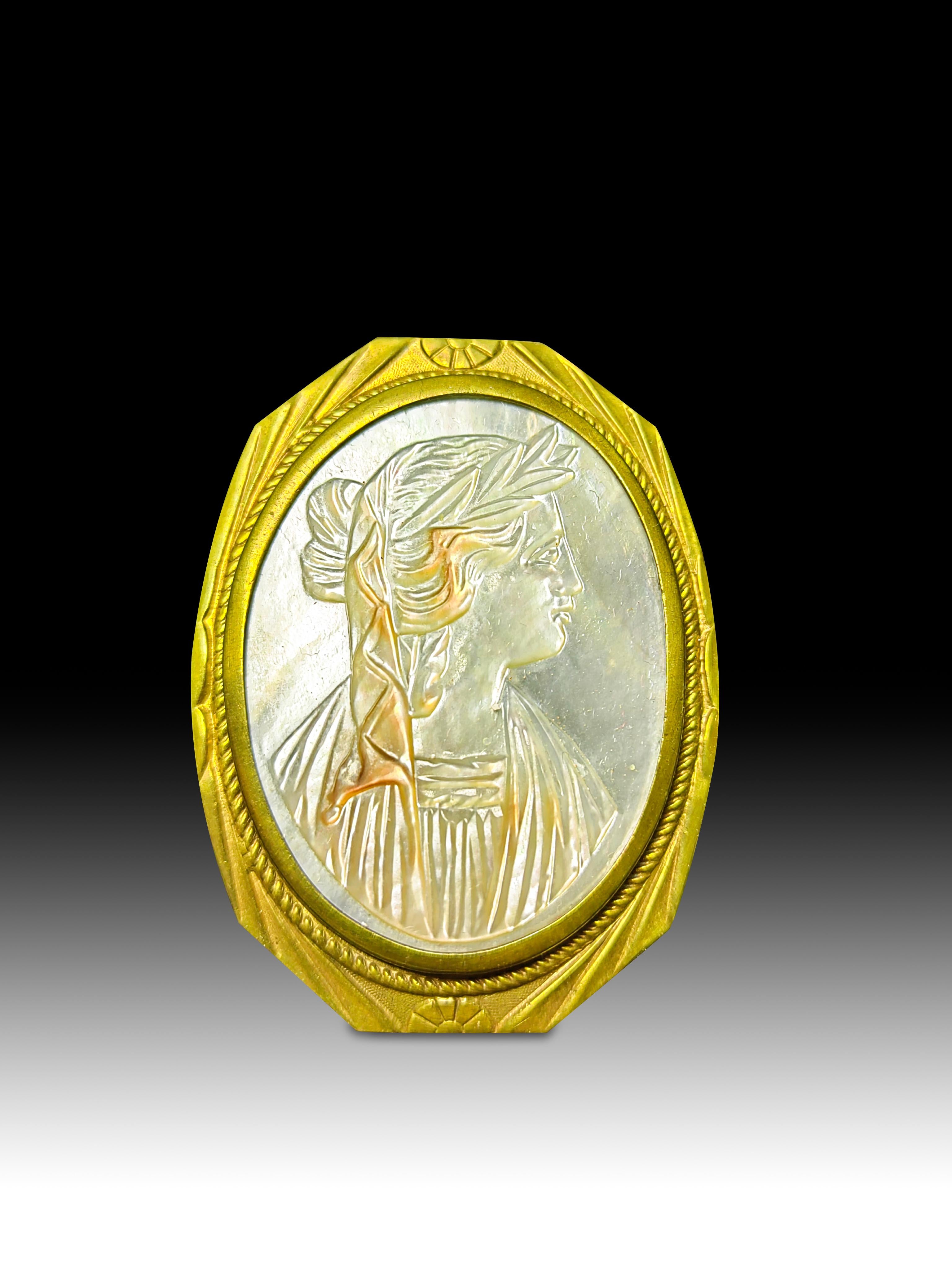 1920s Cameo
Elegant cameo from the 1920s carved in a shell and decorated with gilded brass.Dimensions: 6x4x0.5 cm