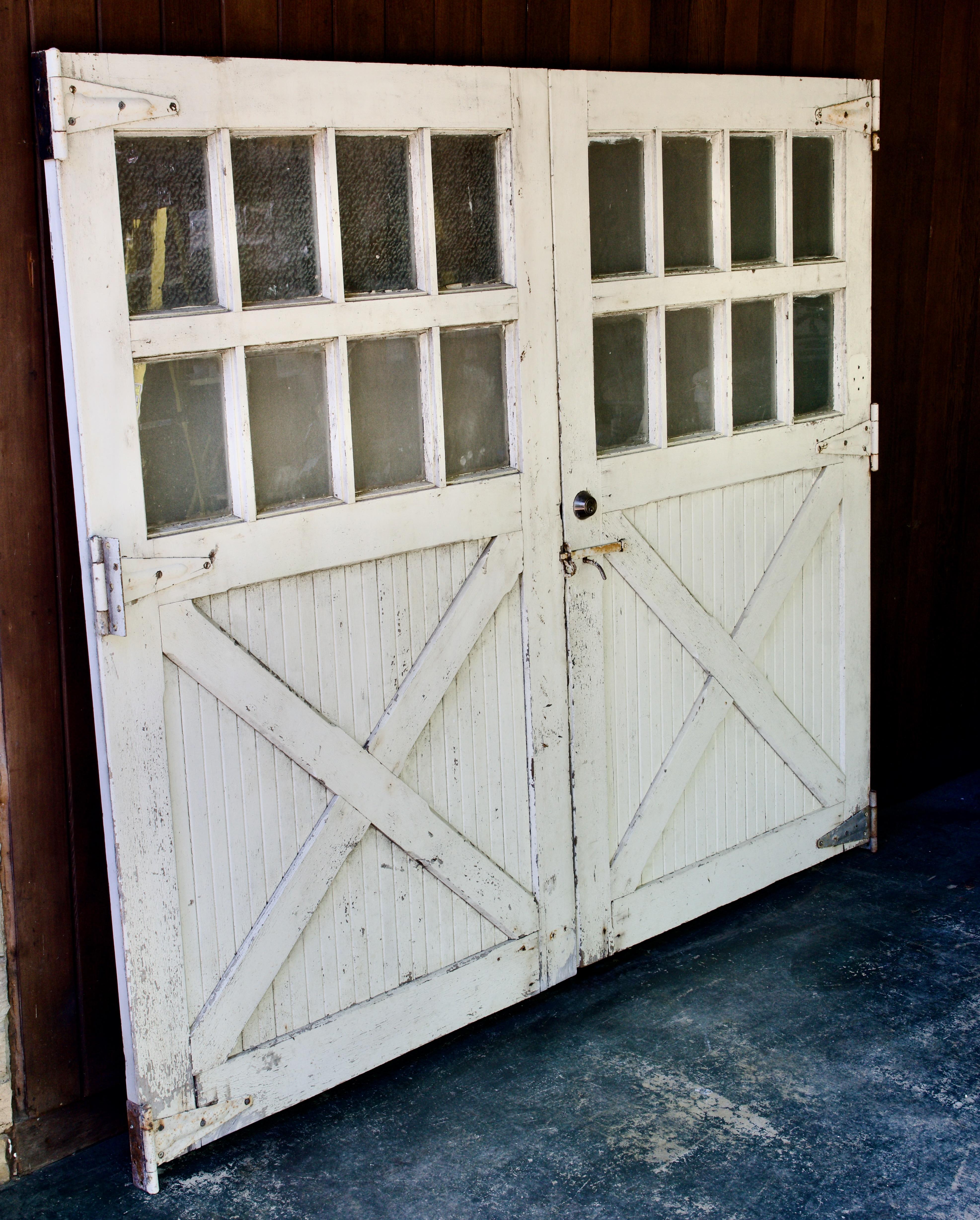 Magnifiques portes de porte cochère récupérées d'une construction de 1927.  Jolis panneaux inférieurs en bois de perle, 6 charnières d'origine, 8 vitres par porte.