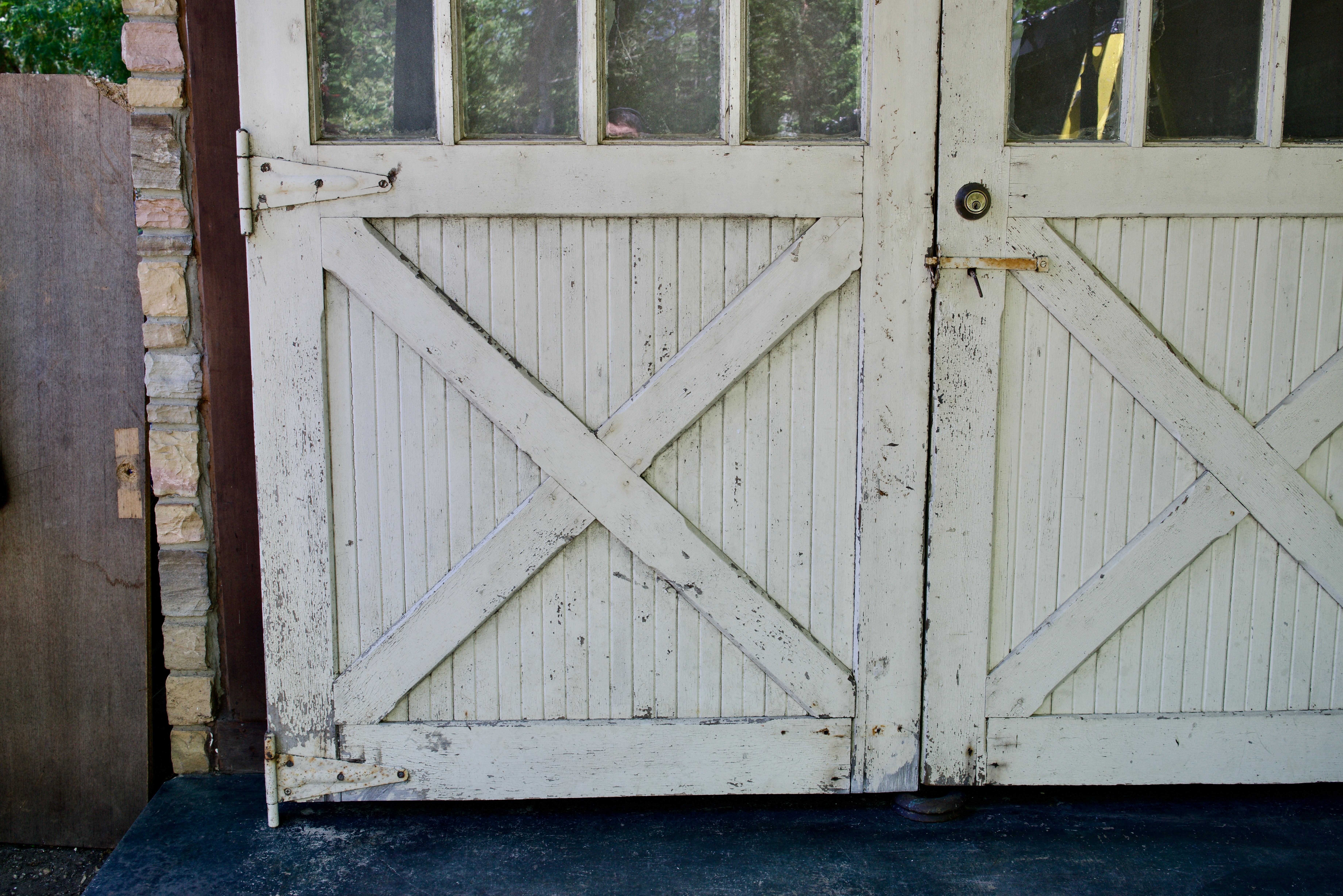 Rustique 1920s Carriage House Barn Doors Rustic Industrial Garage 8-Window USA Craftsman en vente