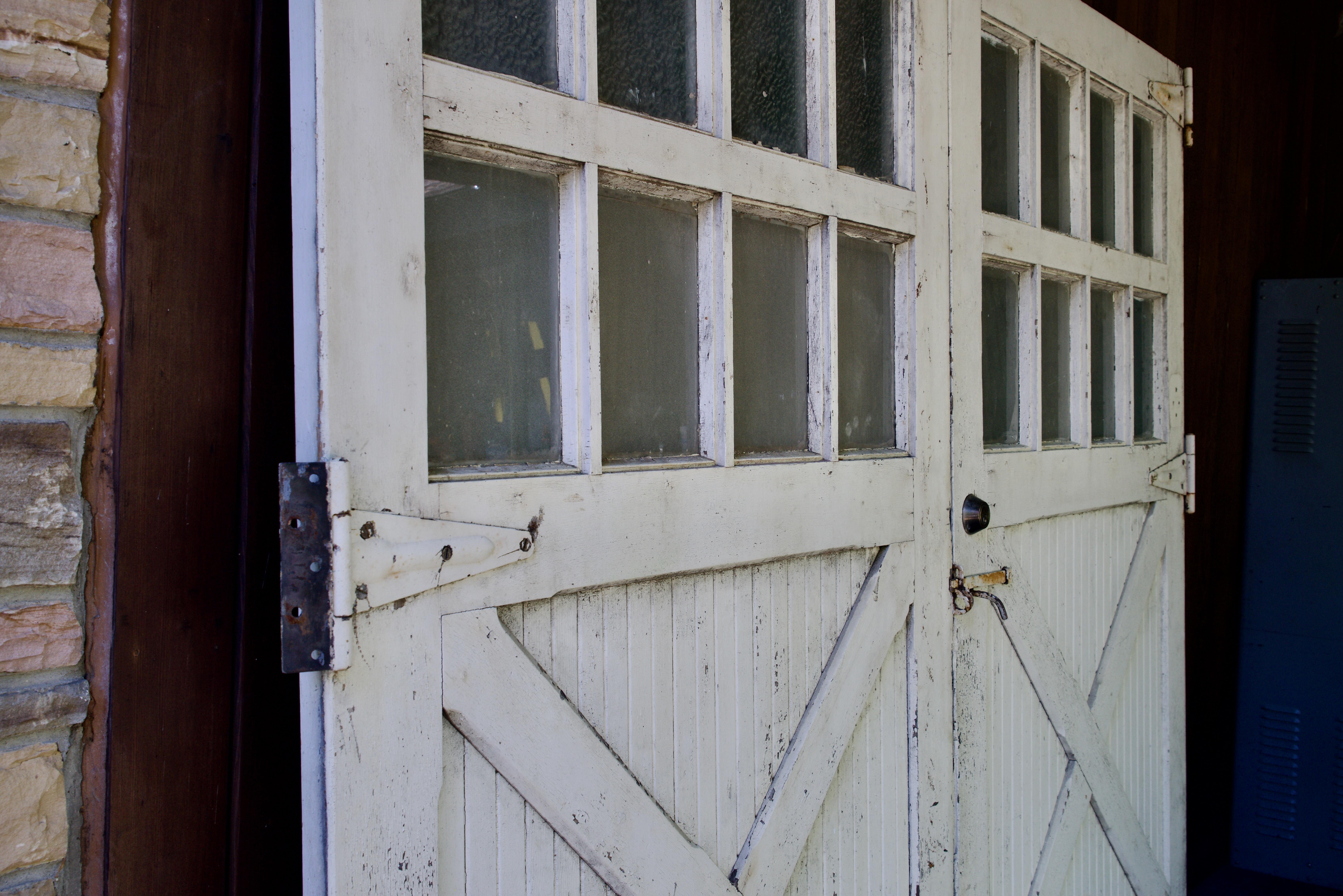 1920s Carriage House Barn Doors Rustic Industrial Garage 8-Window USA Craftsman Abîmé - En vente à Hyattsville, MD