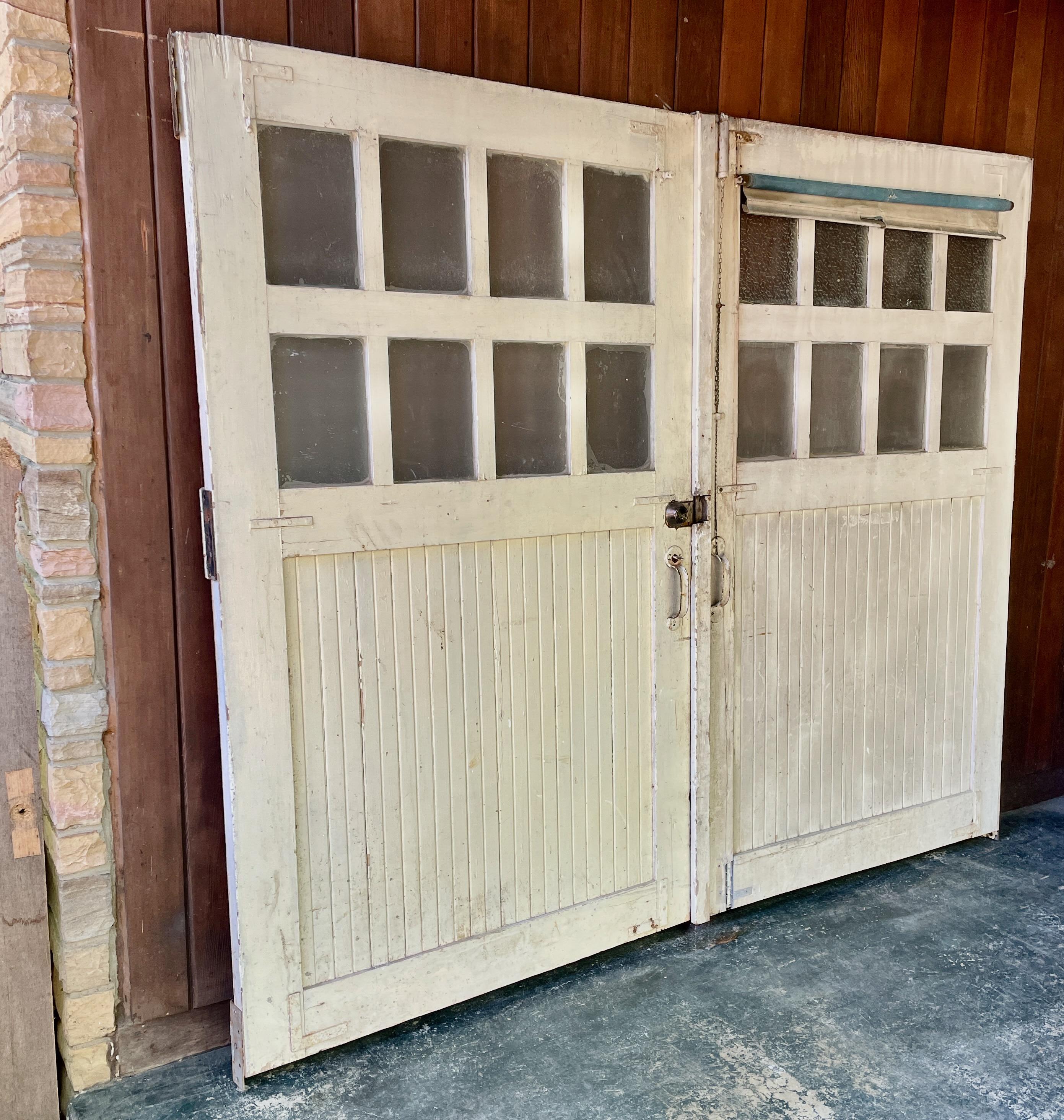 Début du 20ème siècle 1920s Carriage House Barn Doors Rustic Industrial Garage 8-Window USA Craftsman en vente