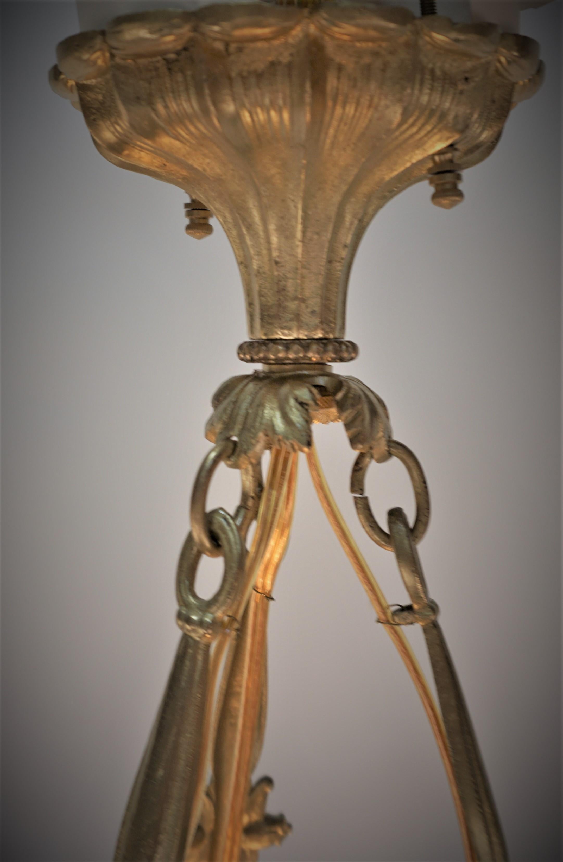 Lustre en albâtre sculpté et bronze des années 1920. en vente 2