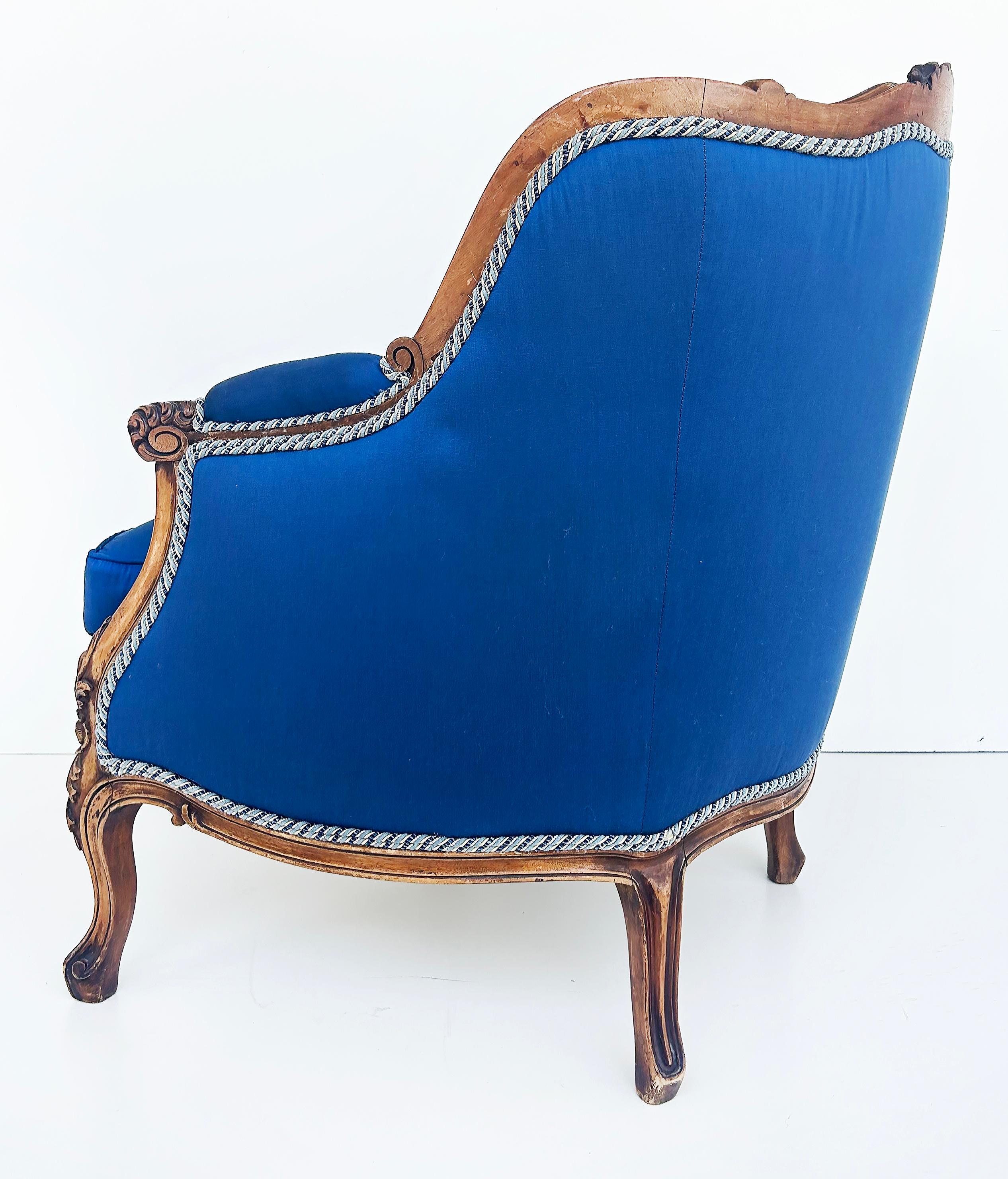 Paire de fauteuils Bergeres français des années 1920 en noyer sculpté et tapissés de soie  en vente 2