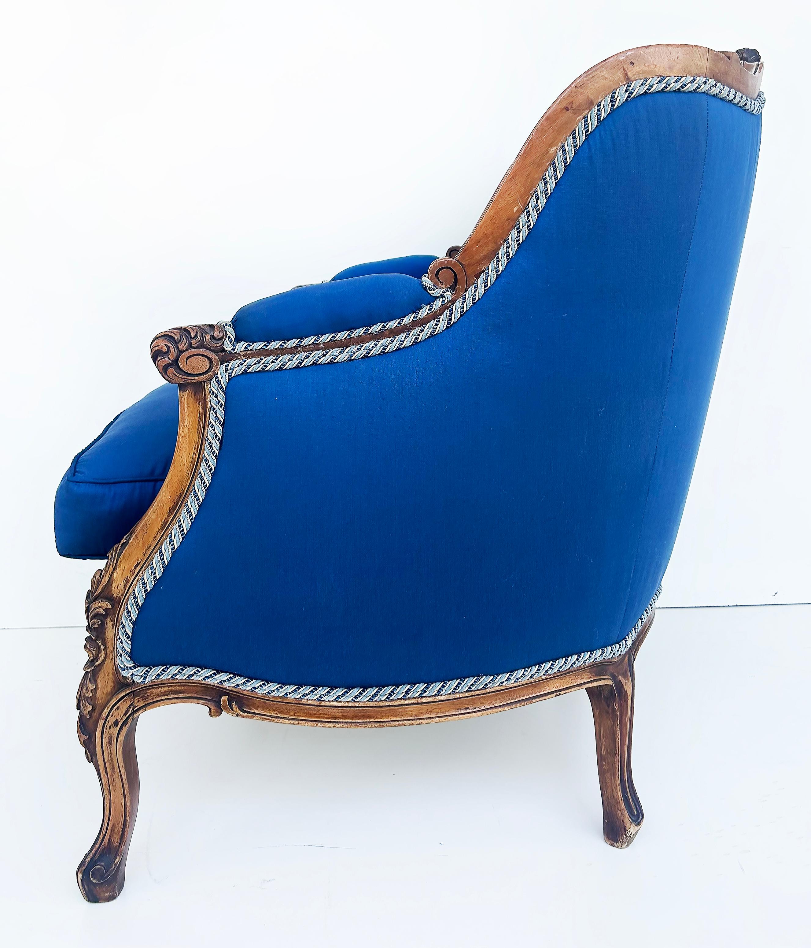 Paire de fauteuils Bergeres français des années 1920 en noyer sculpté et tapissés de soie  en vente 3