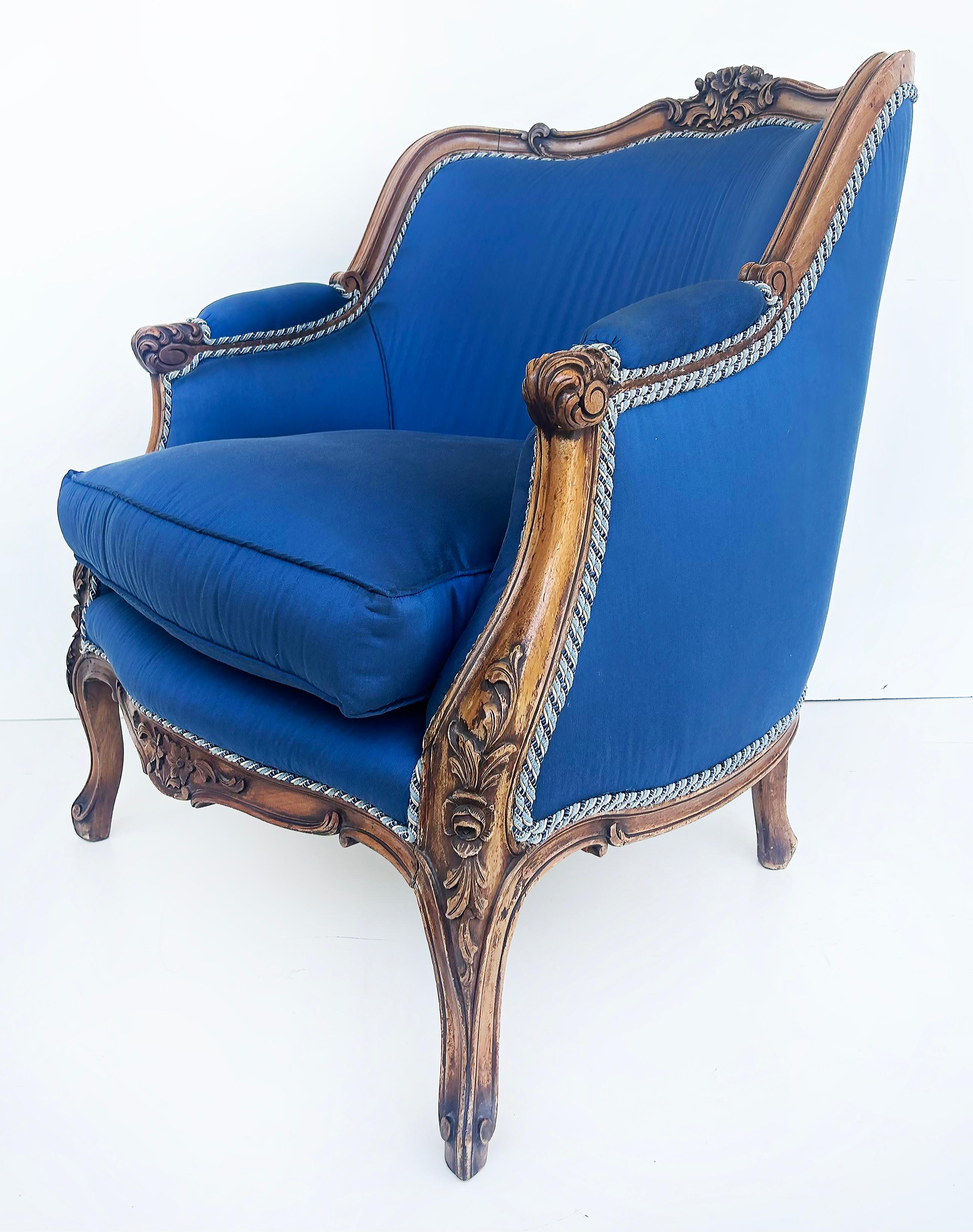 Paire de fauteuils Bergeres français des années 1920 en noyer sculpté et tapissés de soie  en vente 4