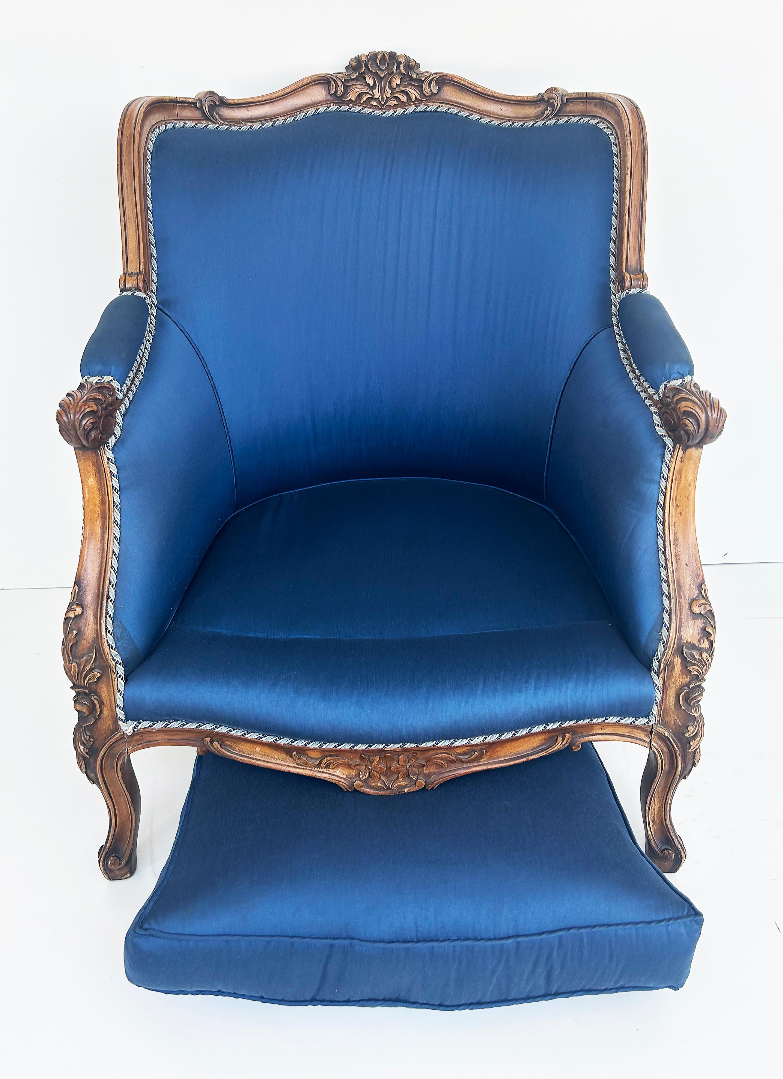 Paire de fauteuils Bergeres français des années 1920 en noyer sculpté et tapissés de soie  en vente 5