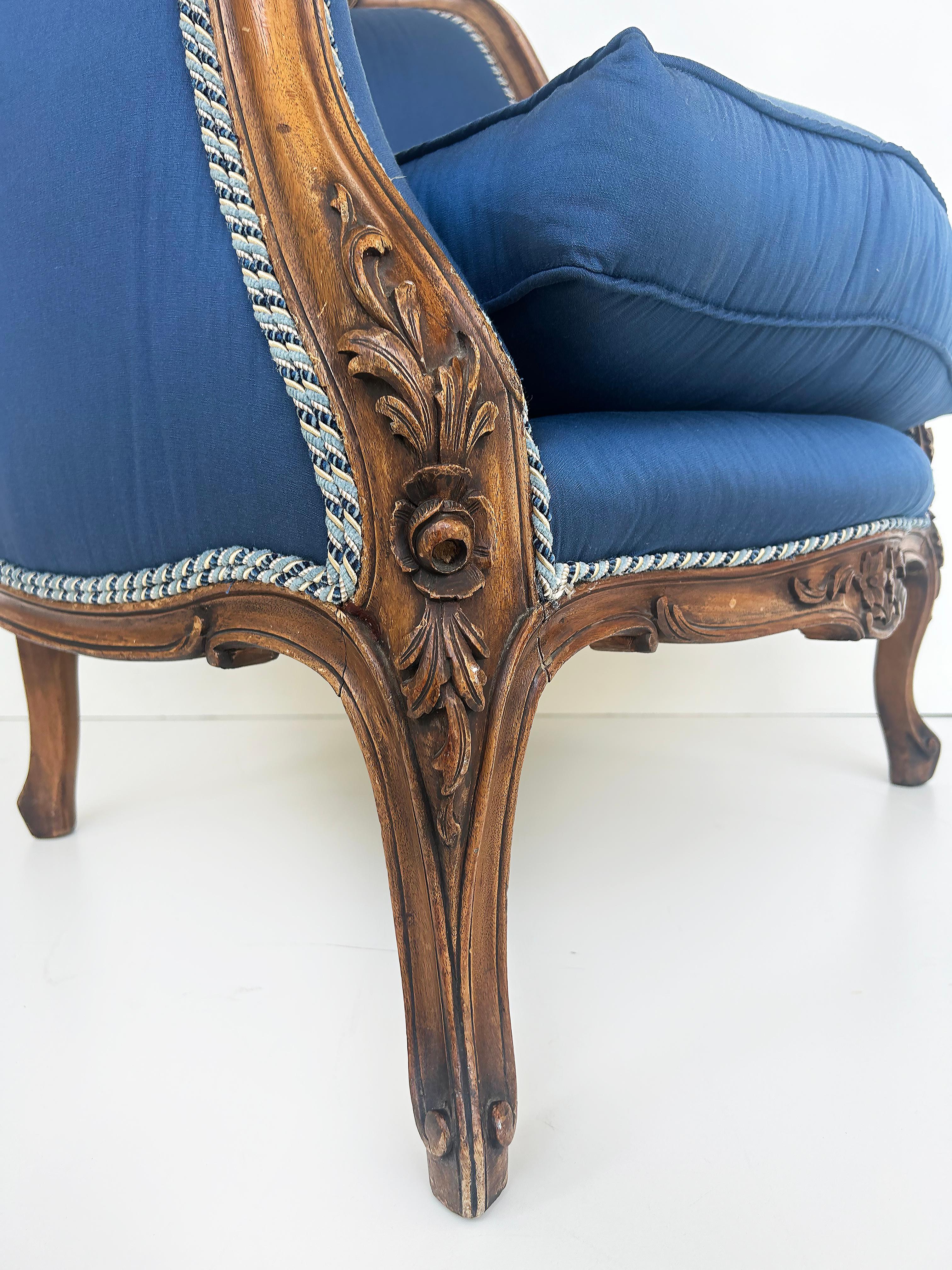 Hand-Carved 1920s Carved Walnut French Bergeres Armchairs Upholstered in Silk, a Pair  For Sale