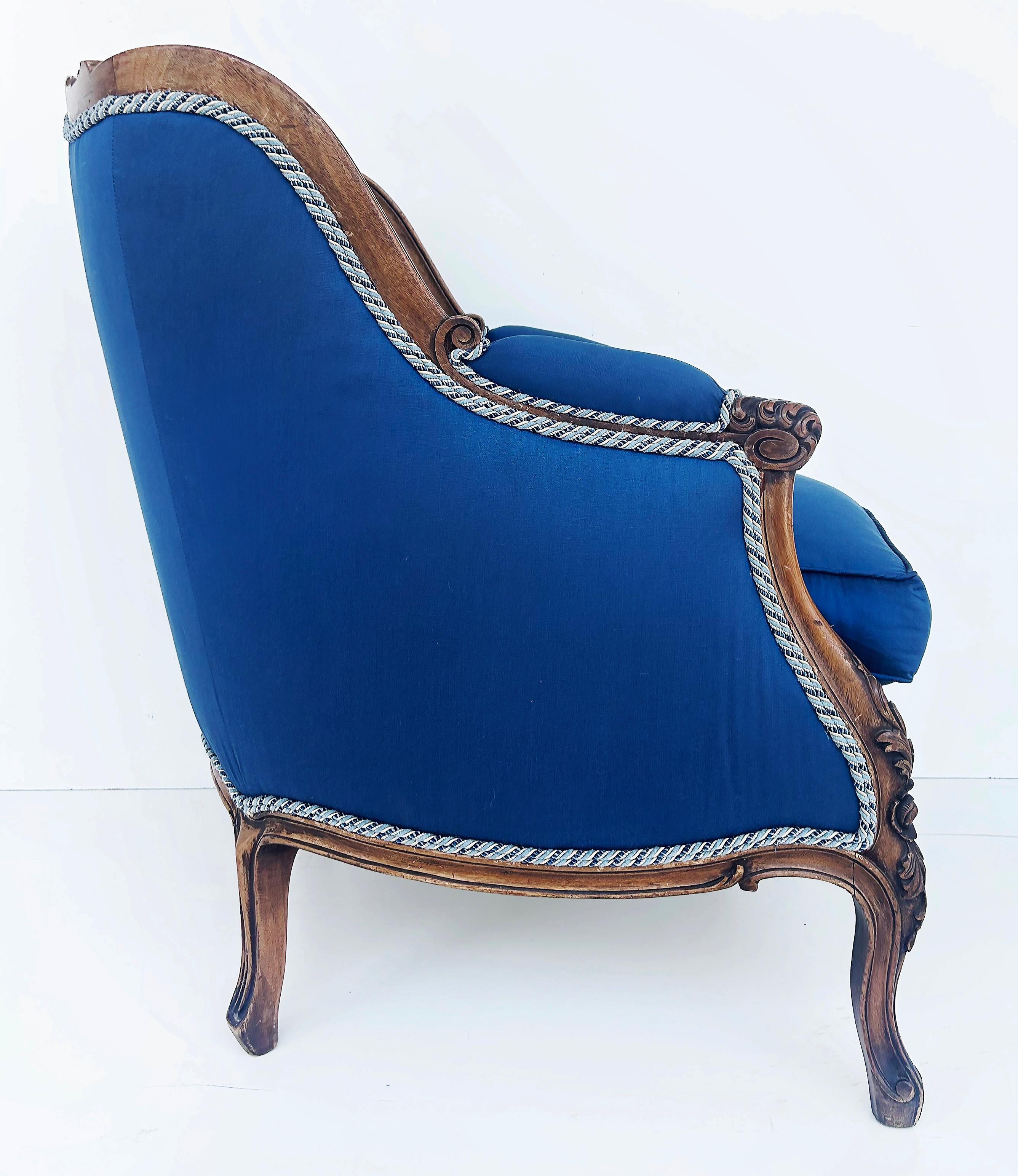 20ième siècle Paire de fauteuils Bergeres français des années 1920 en noyer sculpté et tapissés de soie  en vente
