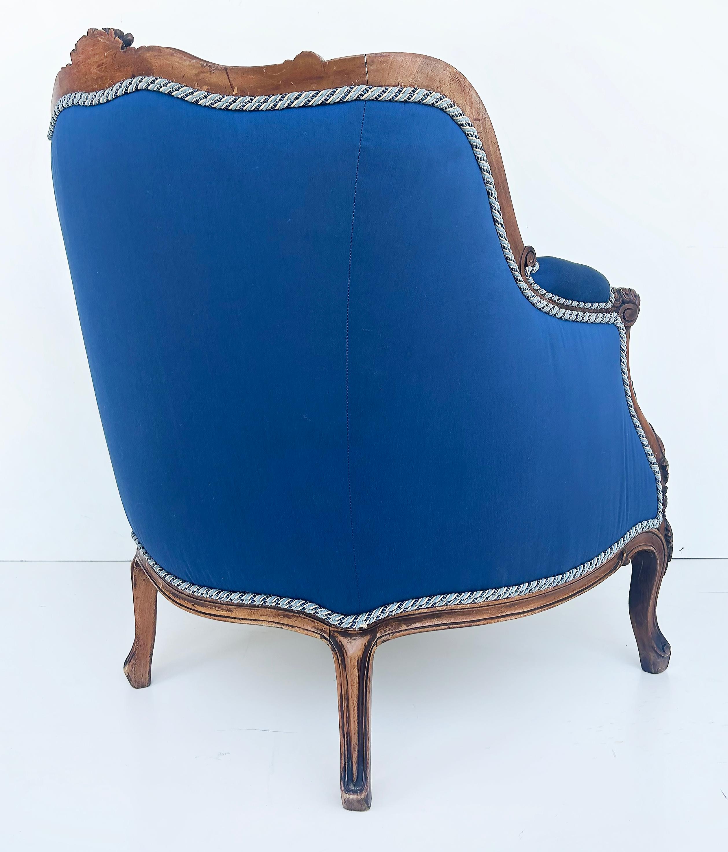 Soie Paire de fauteuils Bergeres français des années 1920 en noyer sculpté et tapissés de soie  en vente