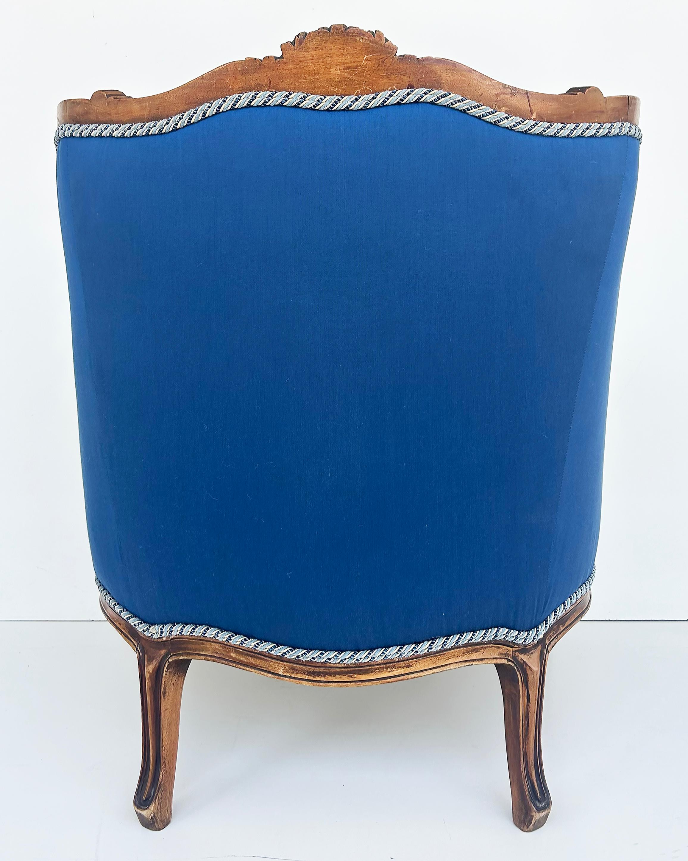 Paire de fauteuils Bergeres français des années 1920 en noyer sculpté et tapissés de soie  en vente 1