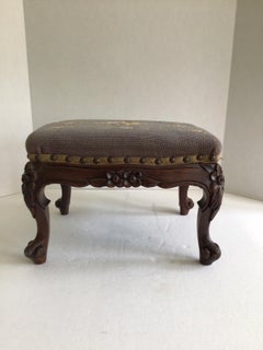 Reposapiés de madera tallada y punto de aguja de los años 20