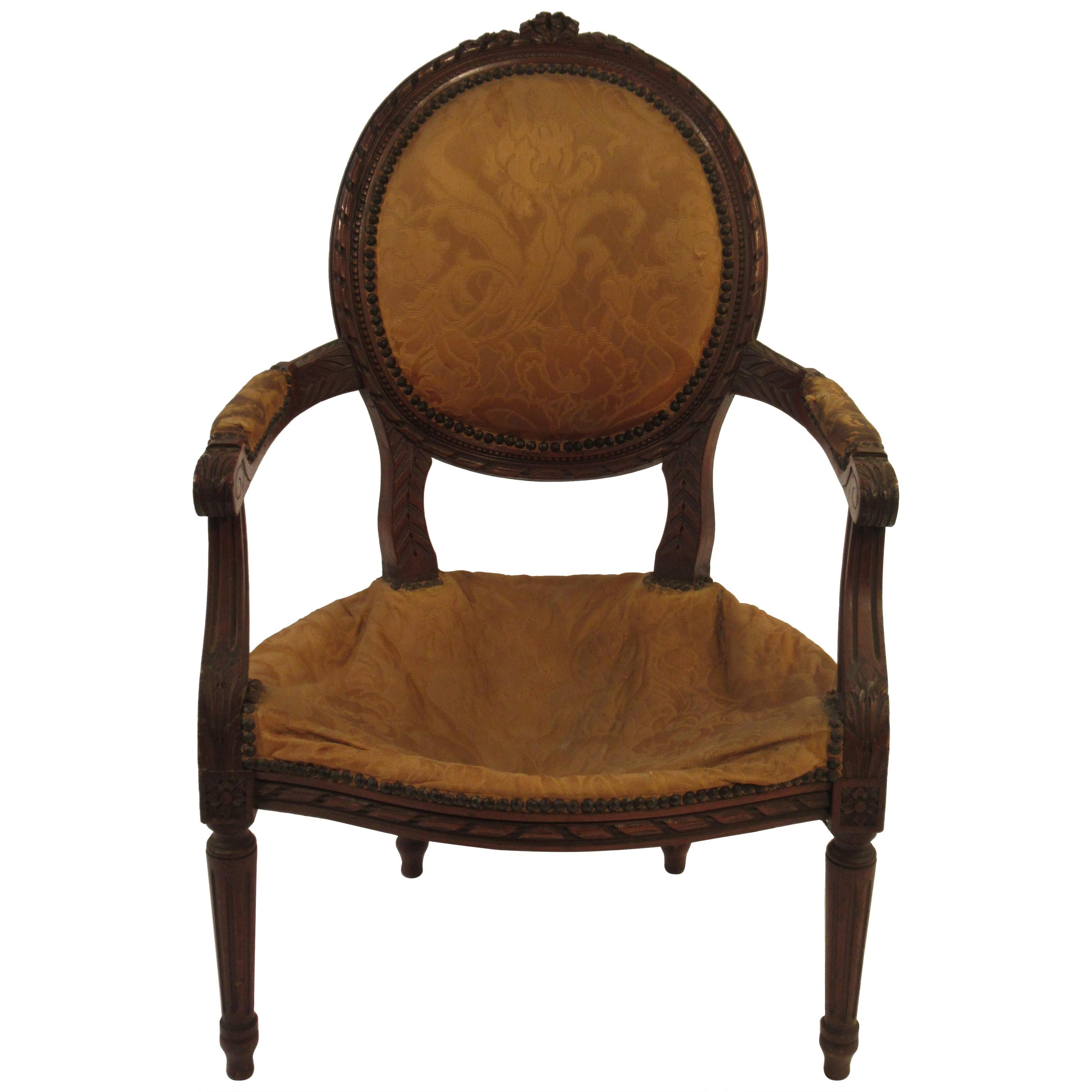 Fauteuil français en bois sculpté des années 1920 en vente