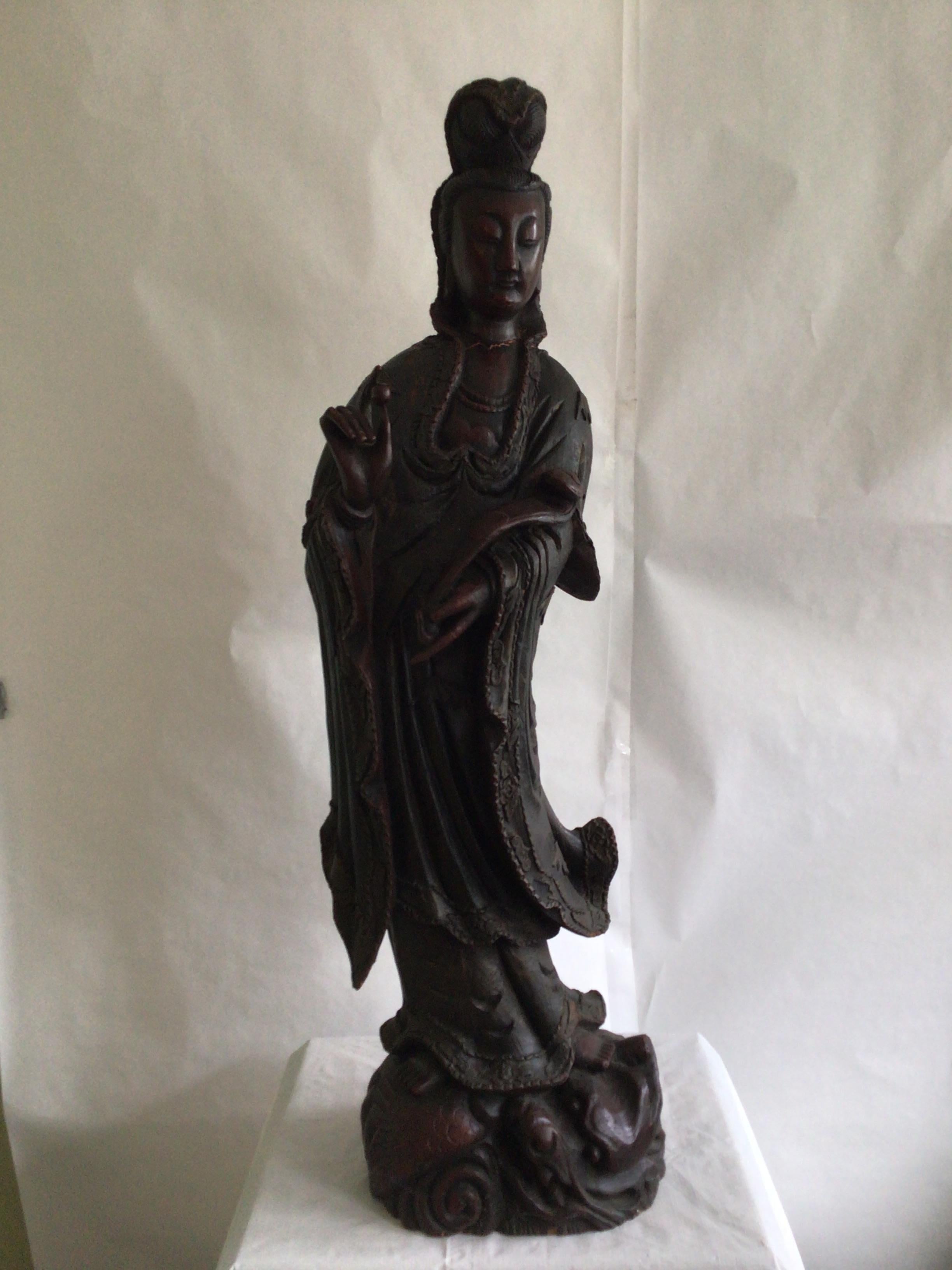 Statue Guanyin en bois sculpté des années 1920
Détails sculptés d'une grande finesse
Dommages illustrés par les photos
Fissure dans le cou