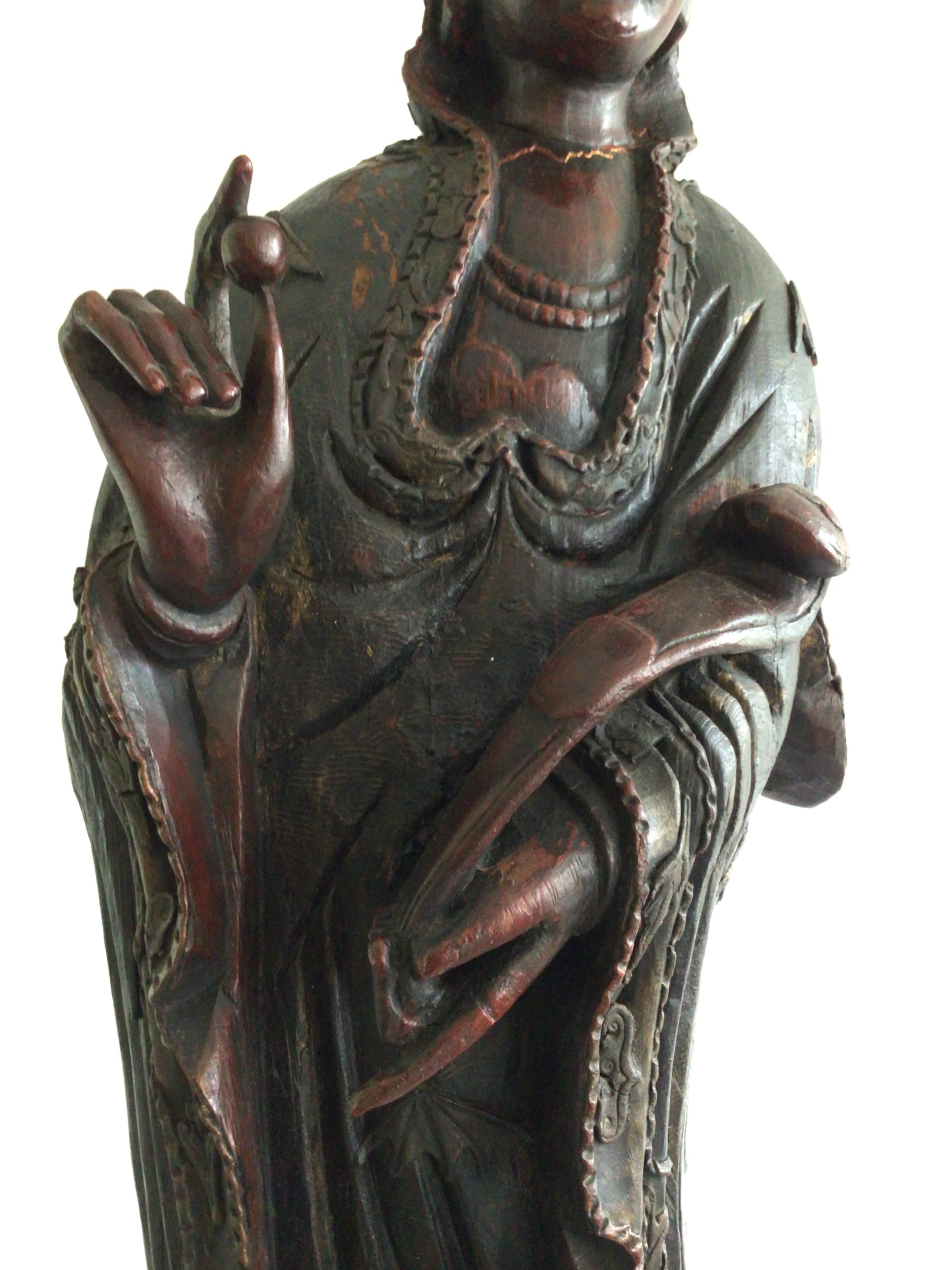 1920er Jahre geschnitzt Holz Guanyin Statue im Angebot 1