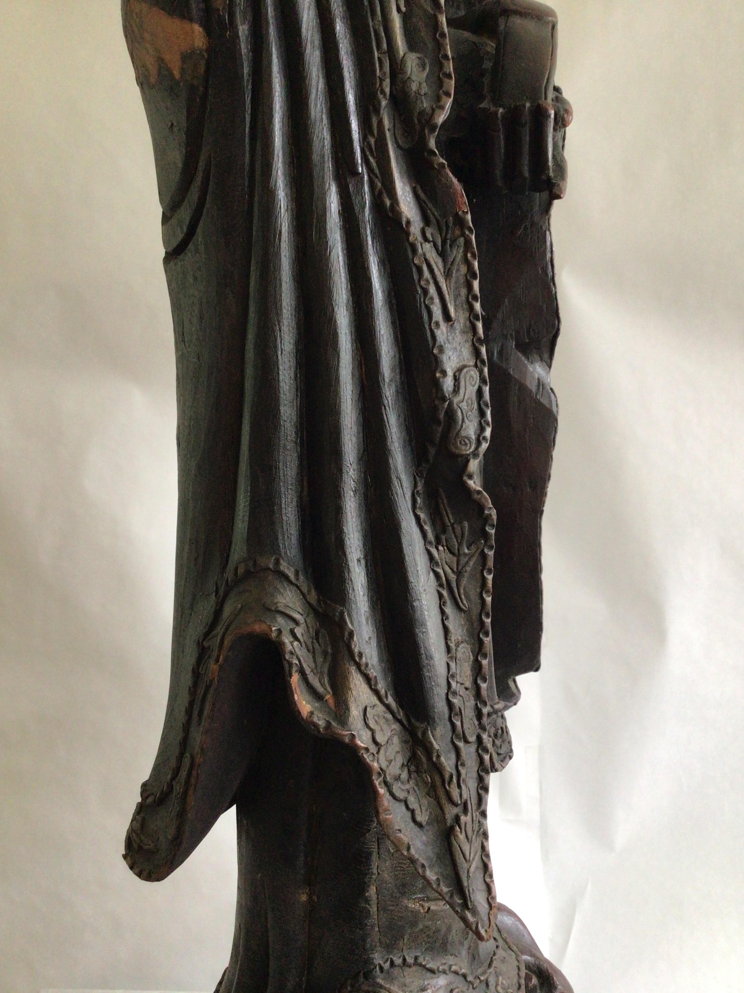 Statue Guanyin en bois sculpté des années 1920 en vente 2