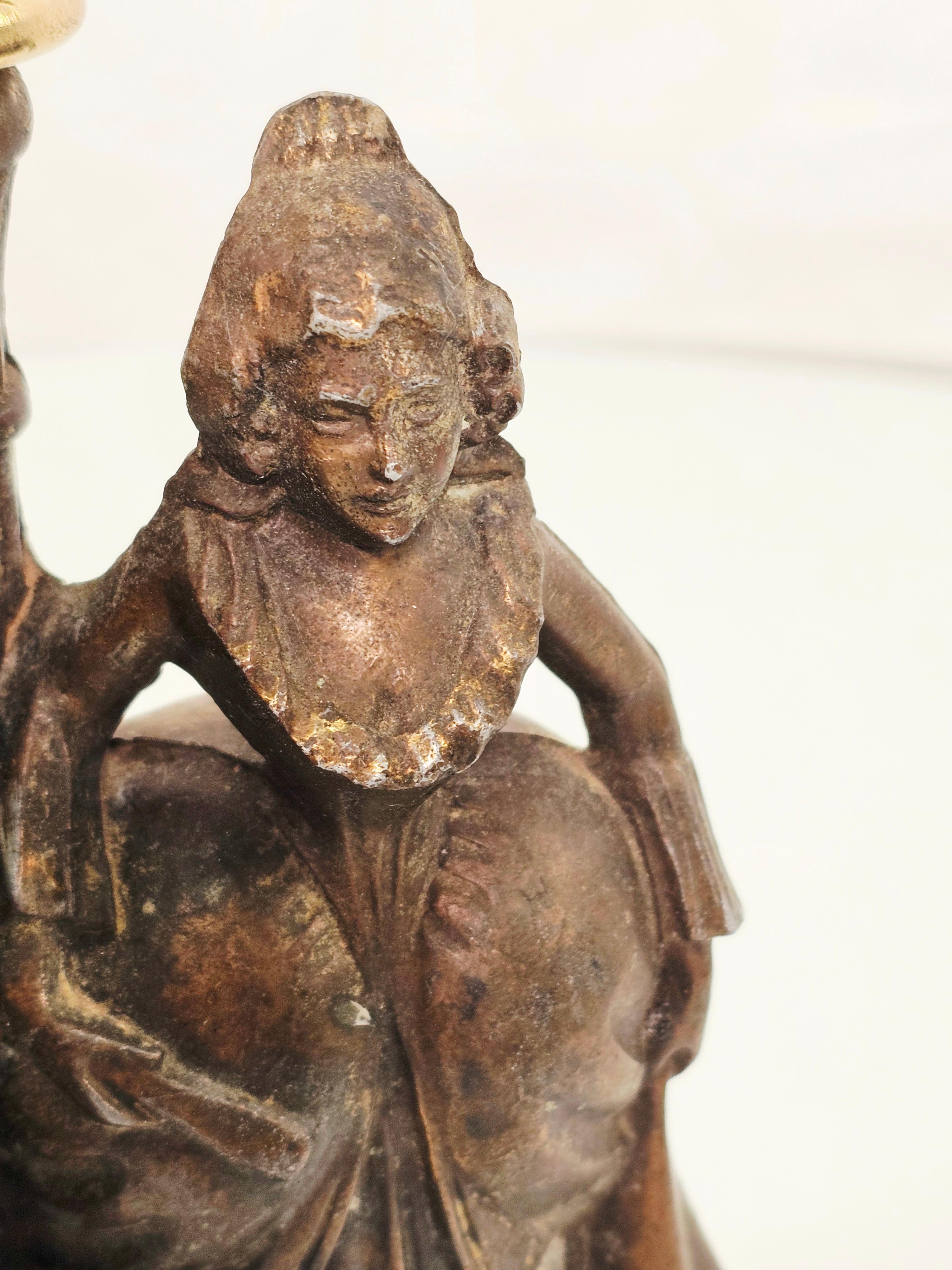 Lámpara figurativa japonesa de bronce fundido de los años 20 siglo XX en venta