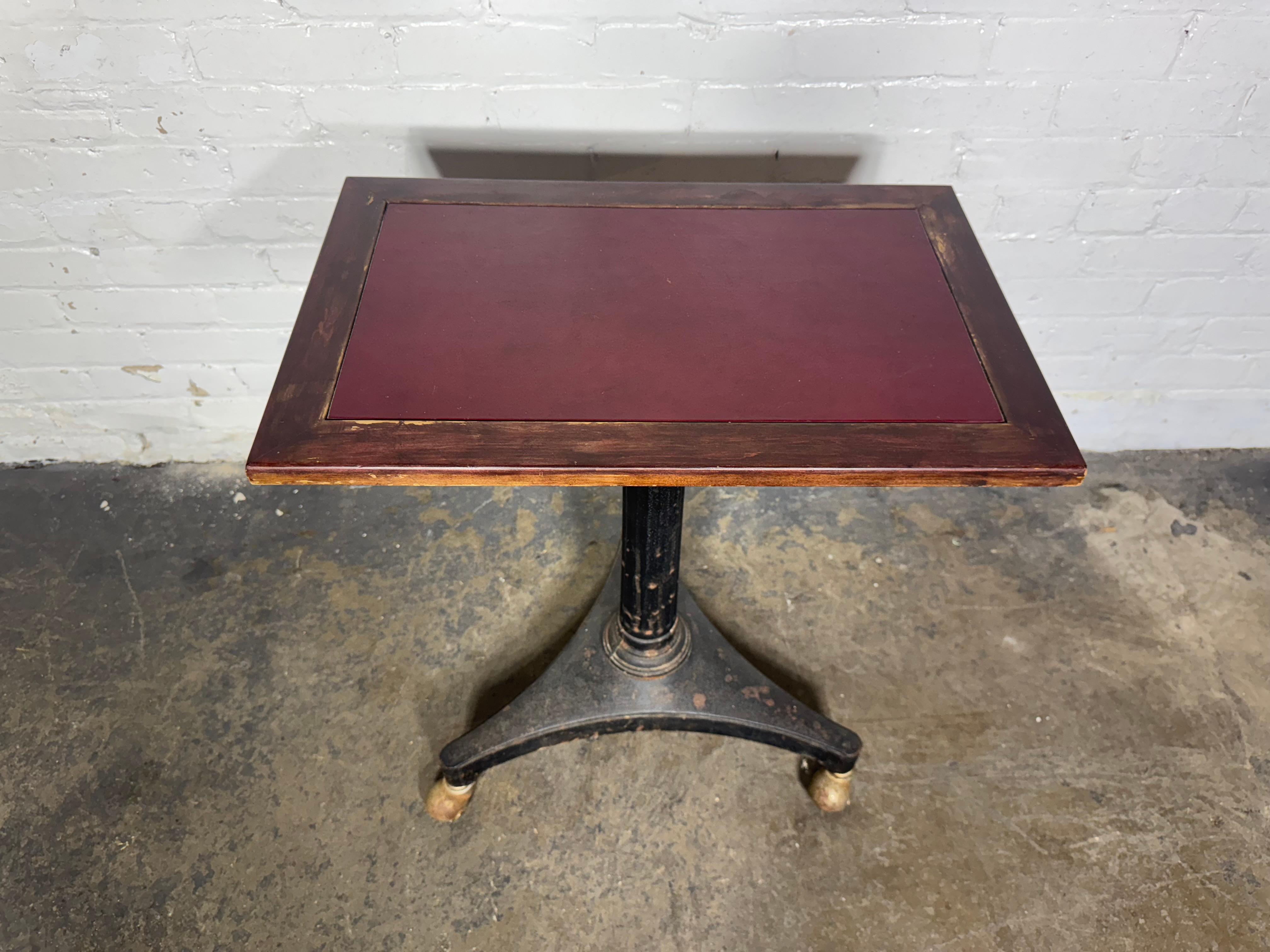 Table d'examen industriel en fonte et bois des années 1920 par Karl Manufacturing Co. Récemment récupéré chez un opticien du centre-ville de Buffalo, dans l'État de New York. Belle condition vintage. Conserve le dessus en cuir rouge d'origine. 