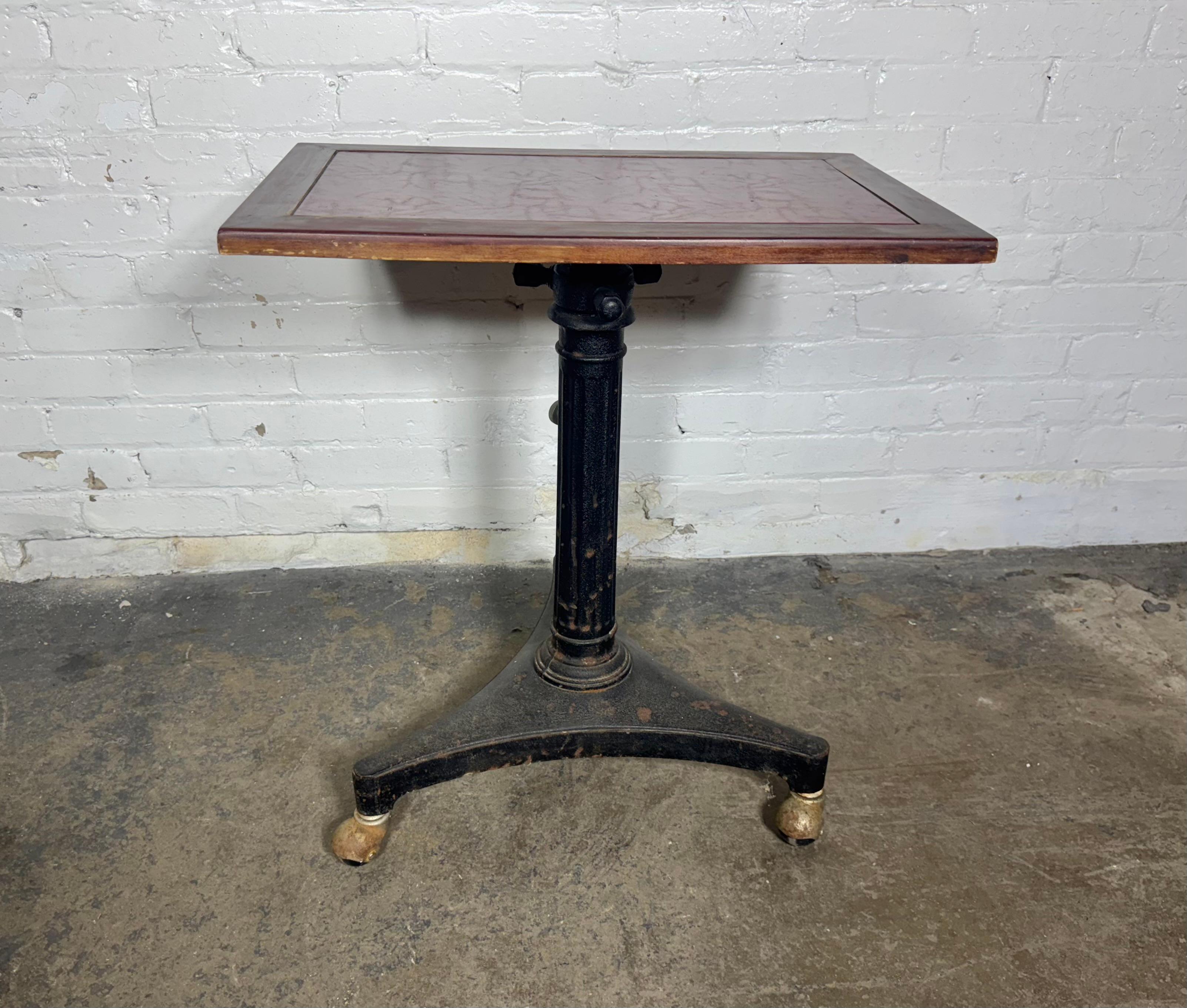 Industriel Table industrielle réglable en fonte et bois des années 1920 par Karl Manufacturing Co. en vente
