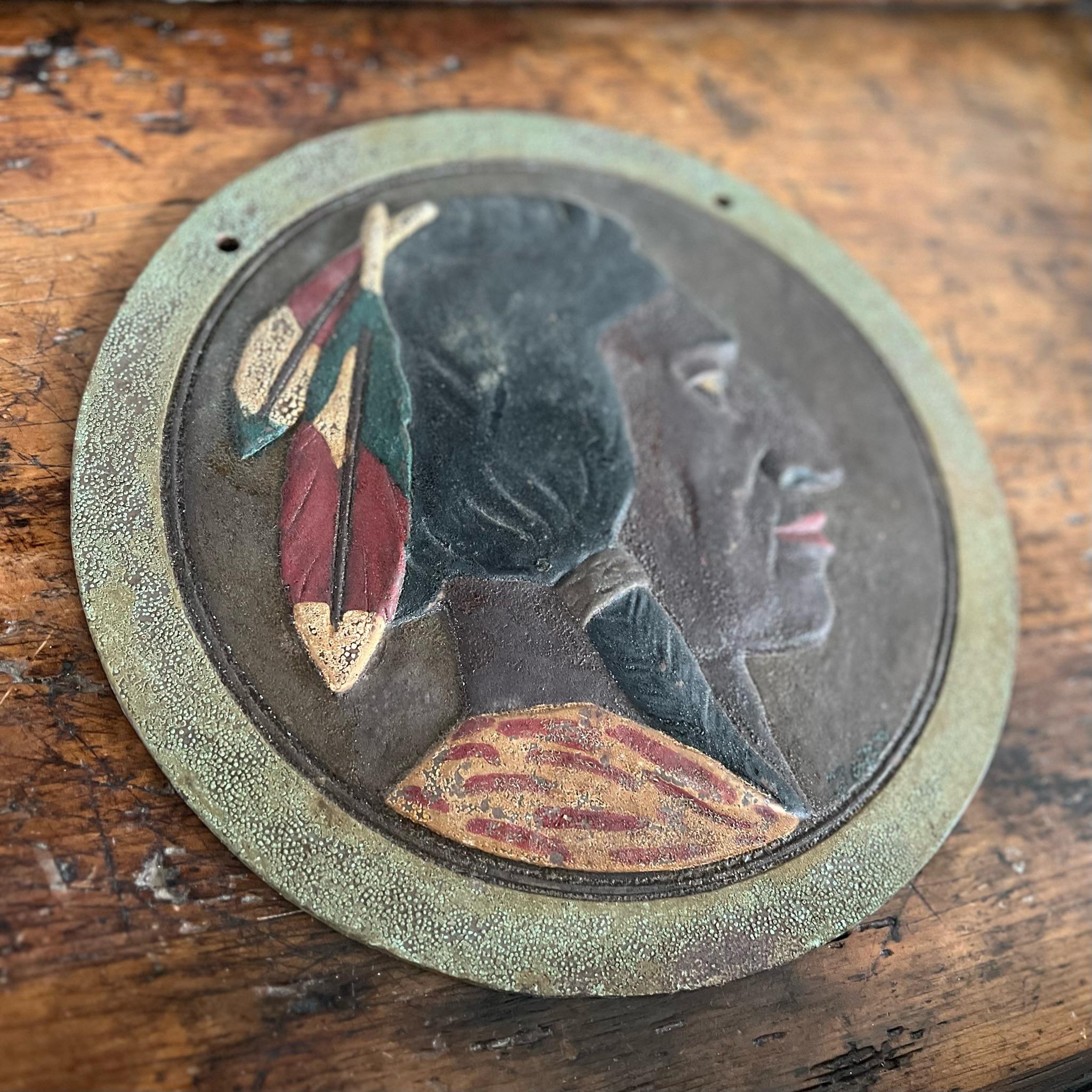 Américain Plaque de profil latéral amérindienne en fonte des années 1920 dans sa peinture d'origine en vente