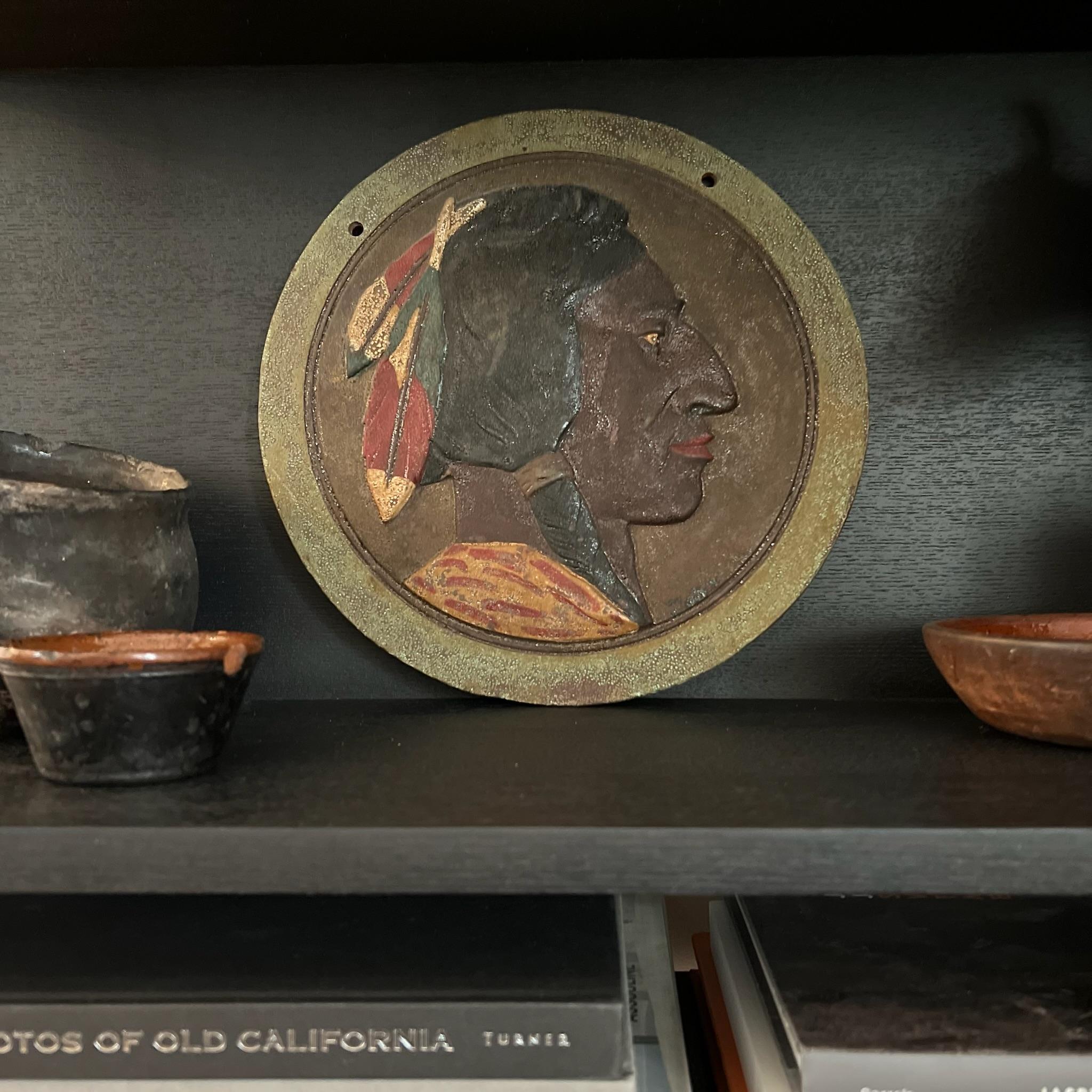 Début du 20ème siècle Plaque de profil latéral amérindienne en fonte des années 1920 dans sa peinture d'origine en vente