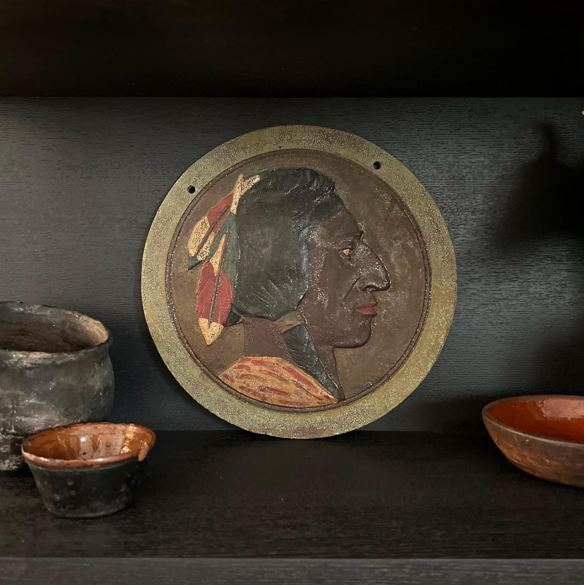 Fer Plaque de profil latéral amérindienne en fonte des années 1920 dans sa peinture d'origine en vente