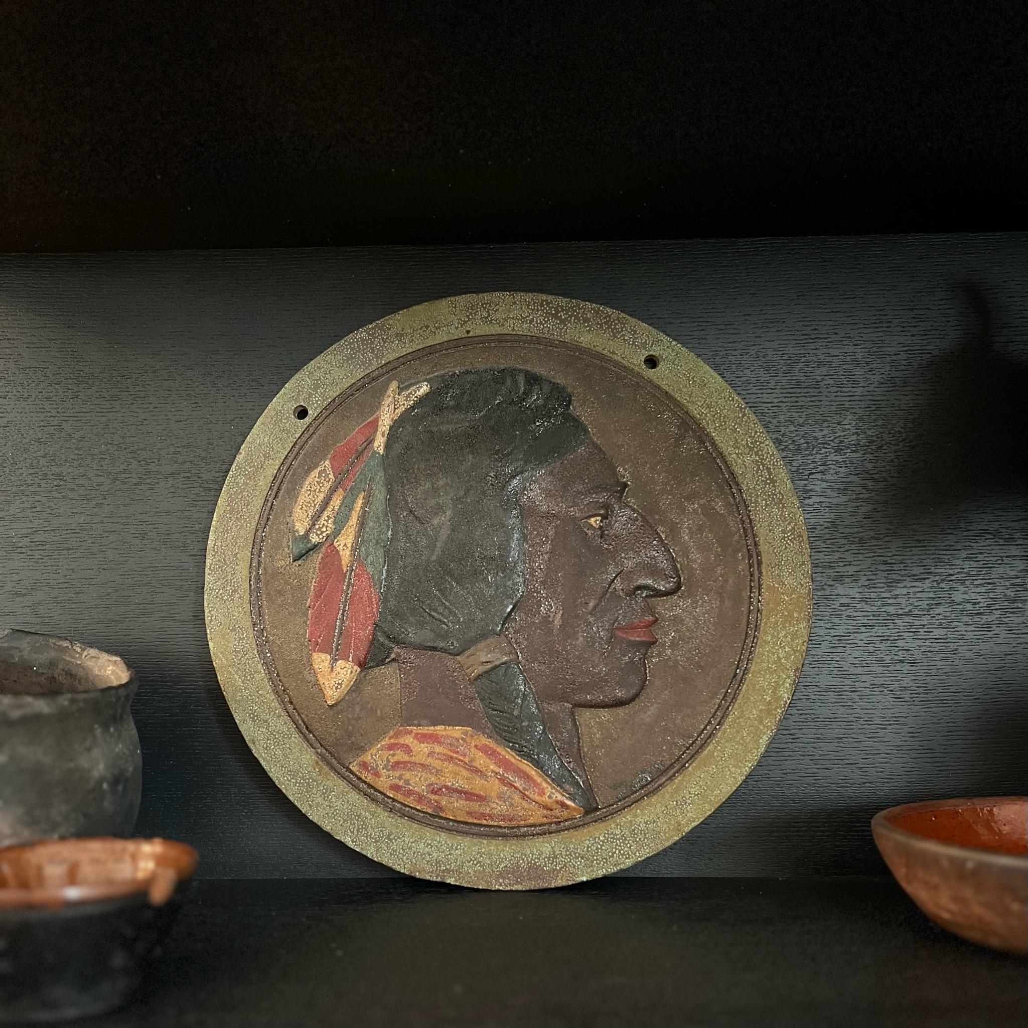 Plaque de profil latéral amérindienne en fonte des années 1920 dans sa peinture d'origine en vente 1