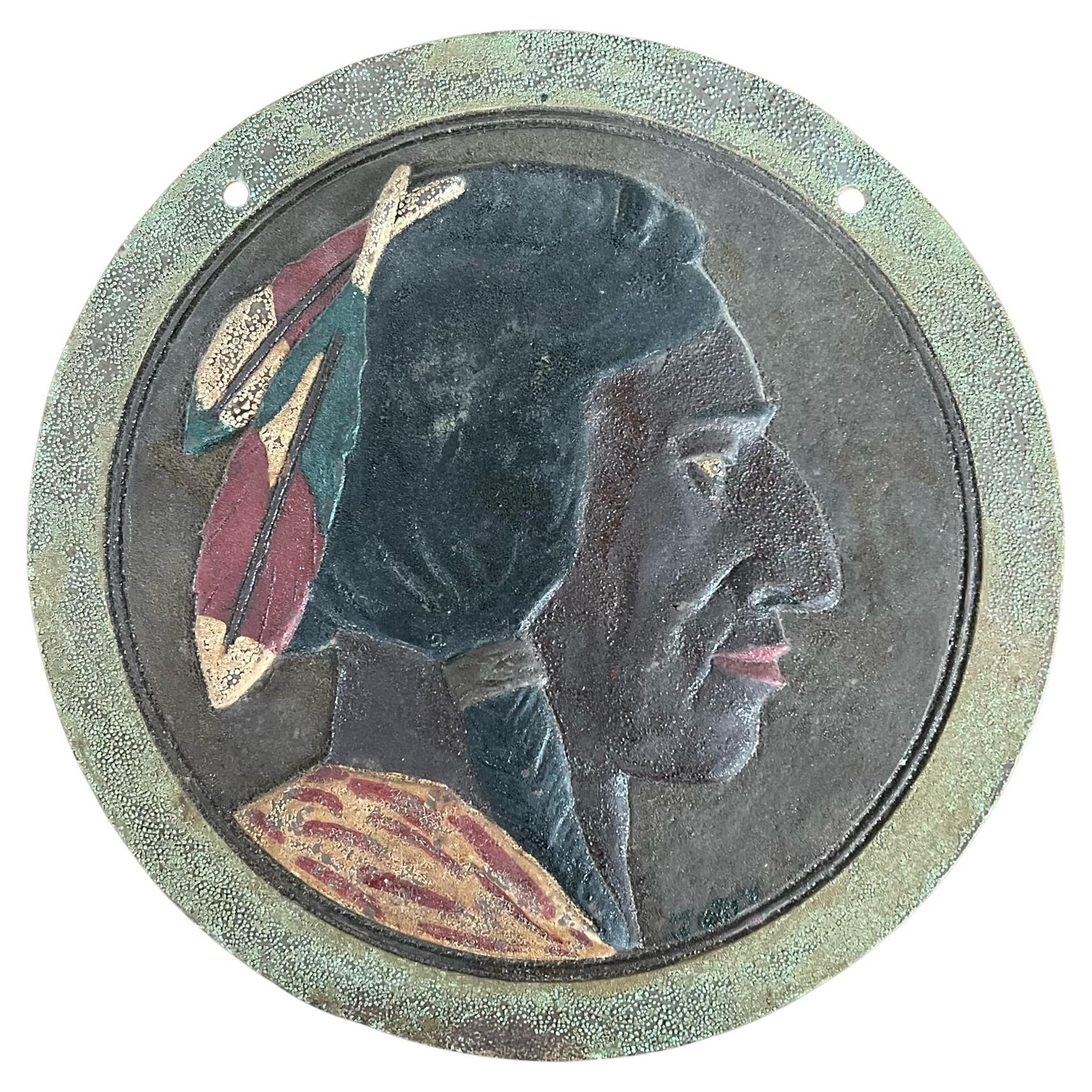 Plaque de profil latéral amérindienne en fonte des années 1920 dans sa peinture d'origine en vente