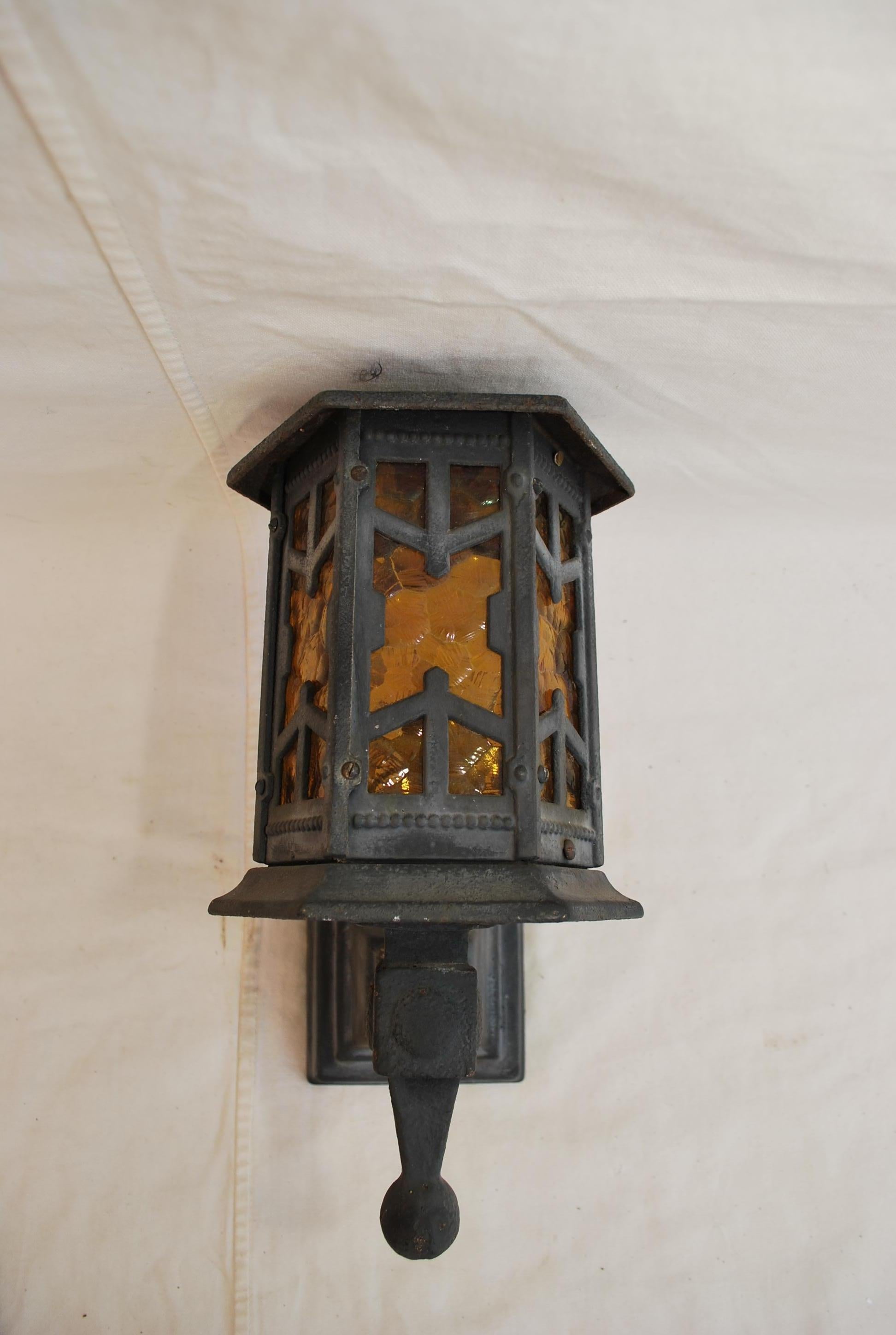 Un sólido exterior de hierro fundido de 1920  candelabro, 