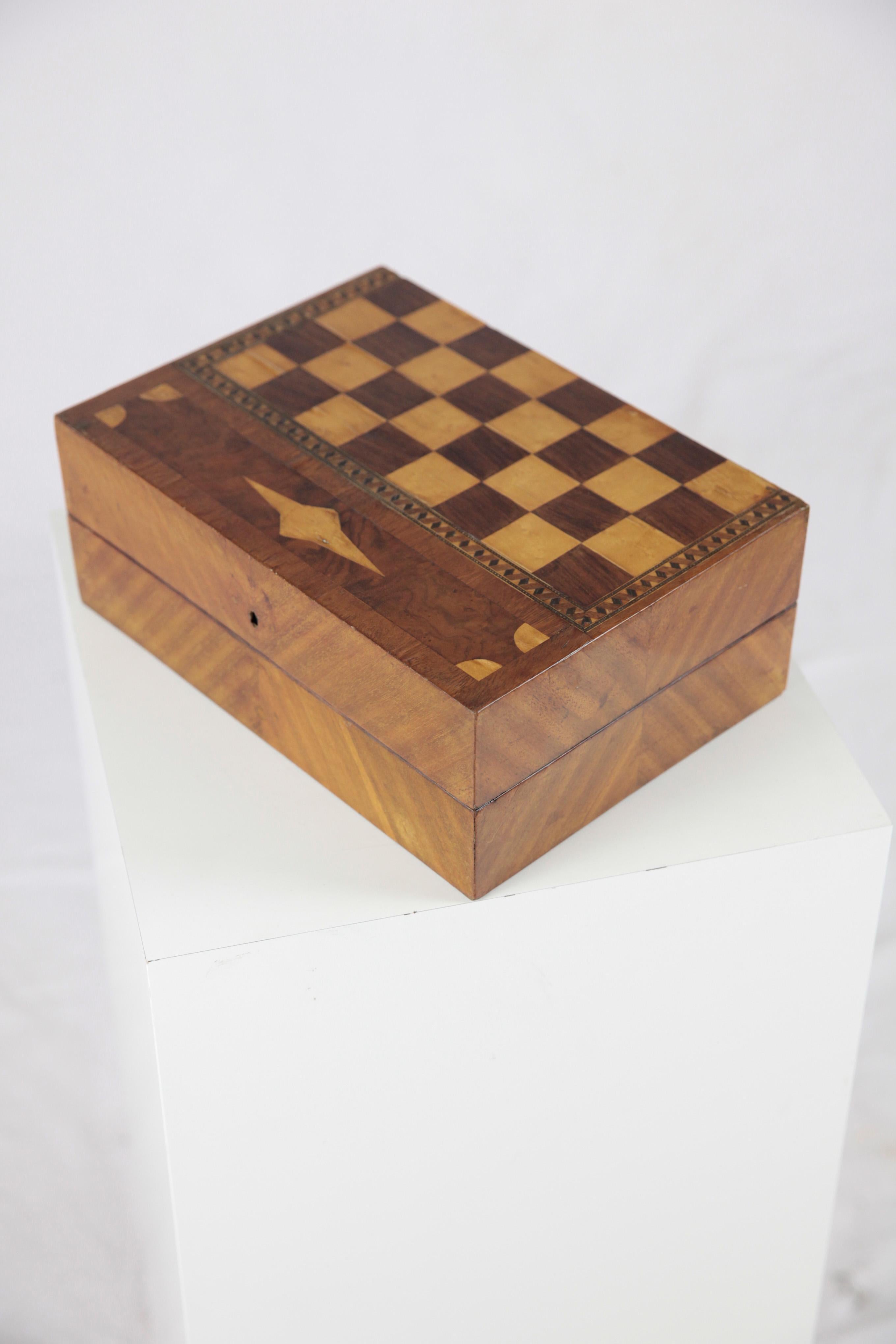 1920s Chess and Play Casket, Mahogany and Maple Veneer and Marquetry, Red Brown (Europäisch) im Angebot