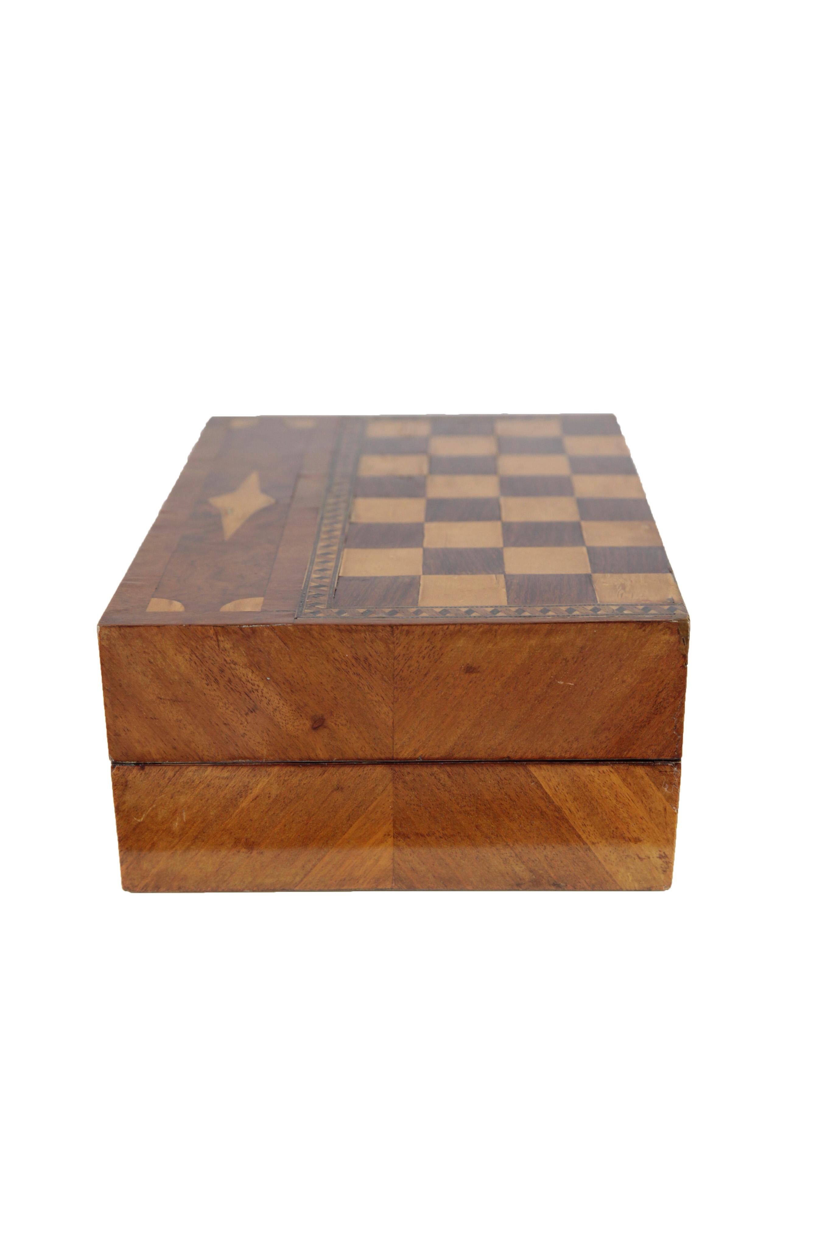 1920s Chess and Play Casket, Mahogany and Maple Veneer and Marquetry, Red Brown im Zustand „Gut“ im Angebot in Muenster, NRW