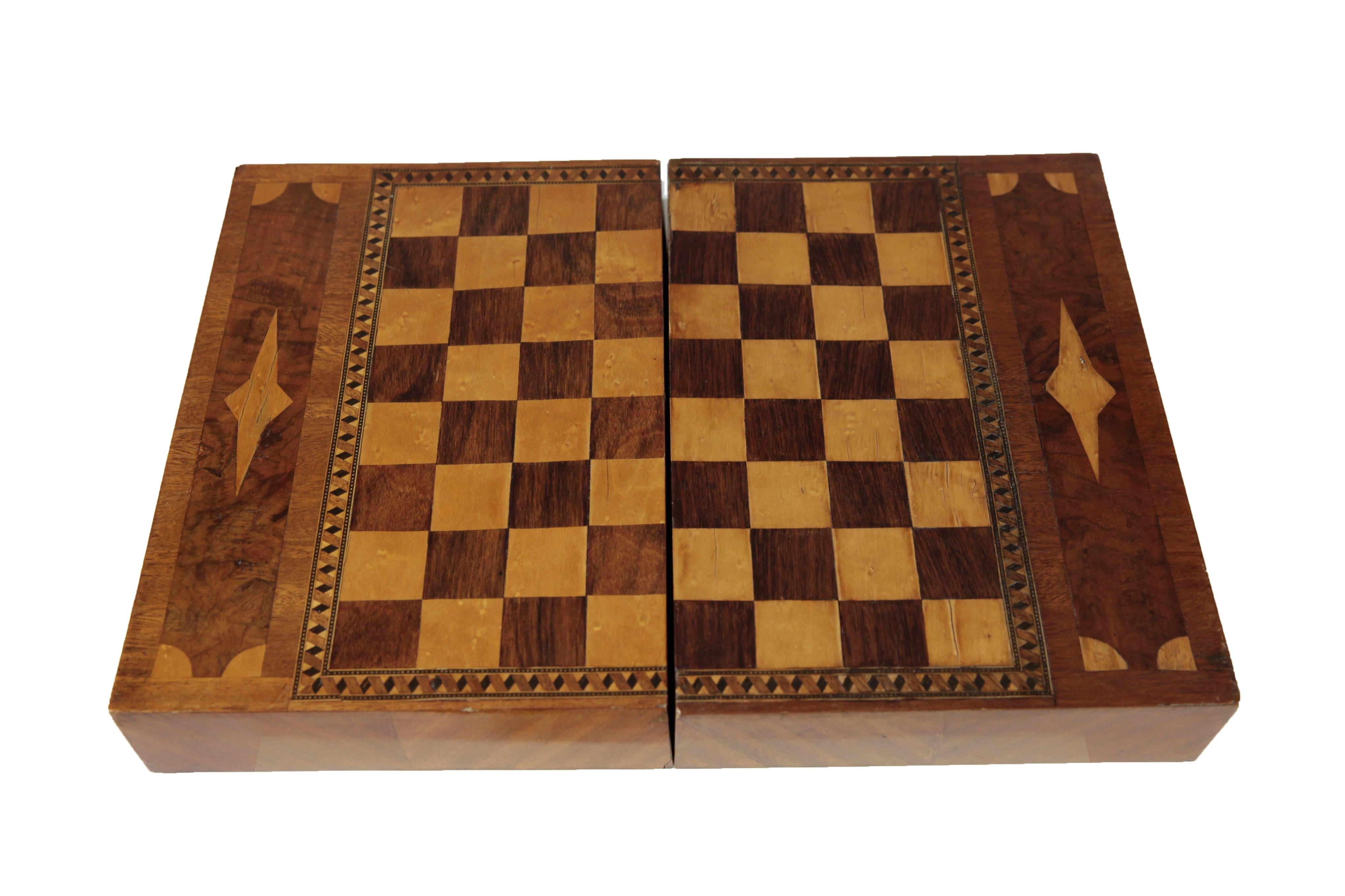 1920s Chess and Play Casket, Mahogany and Maple Veneer and Marquetry, Red Brown (20. Jahrhundert) im Angebot