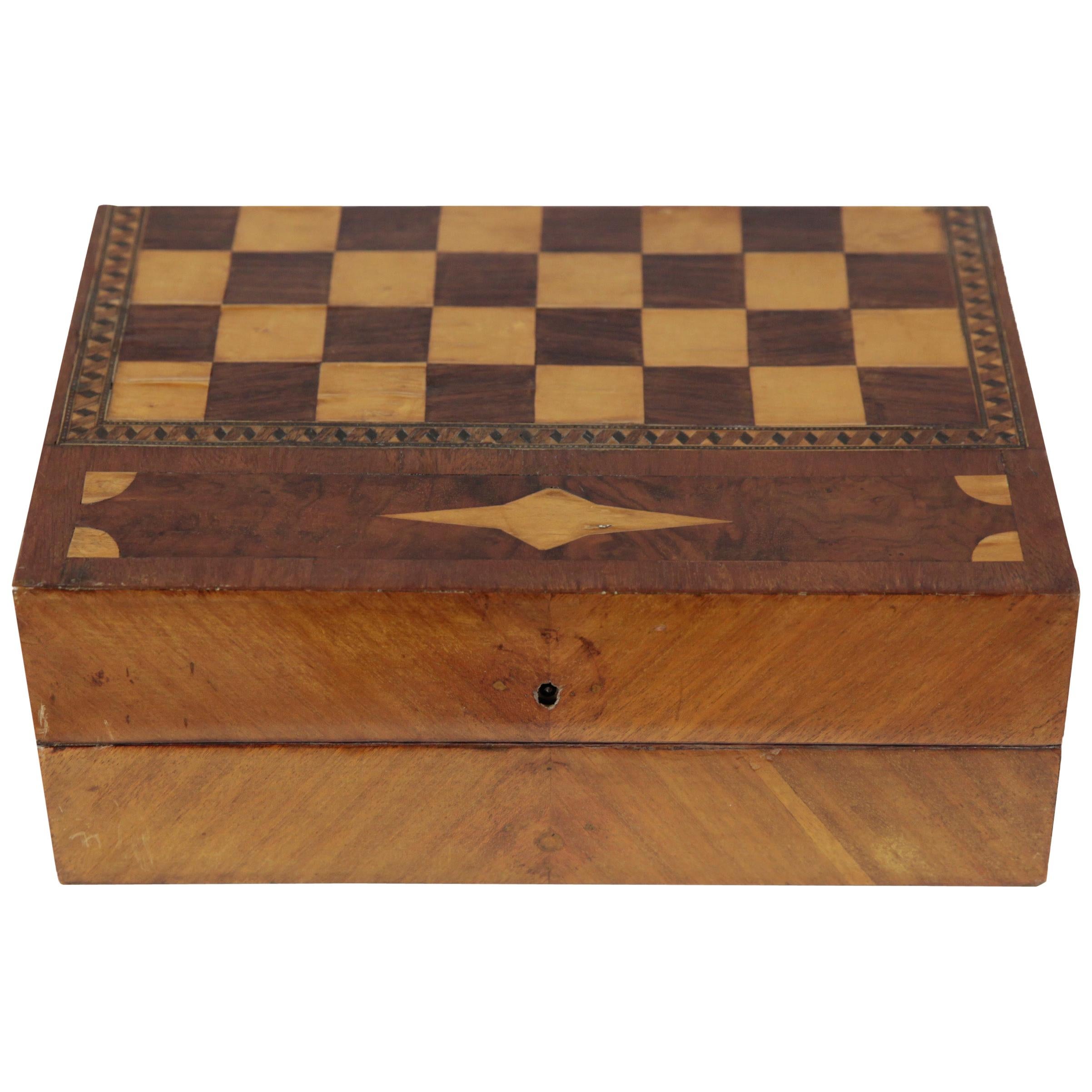 1920s Chess and Play Casket, Mahogany and Maple Veneer and Marquetry, Red Brown im Angebot