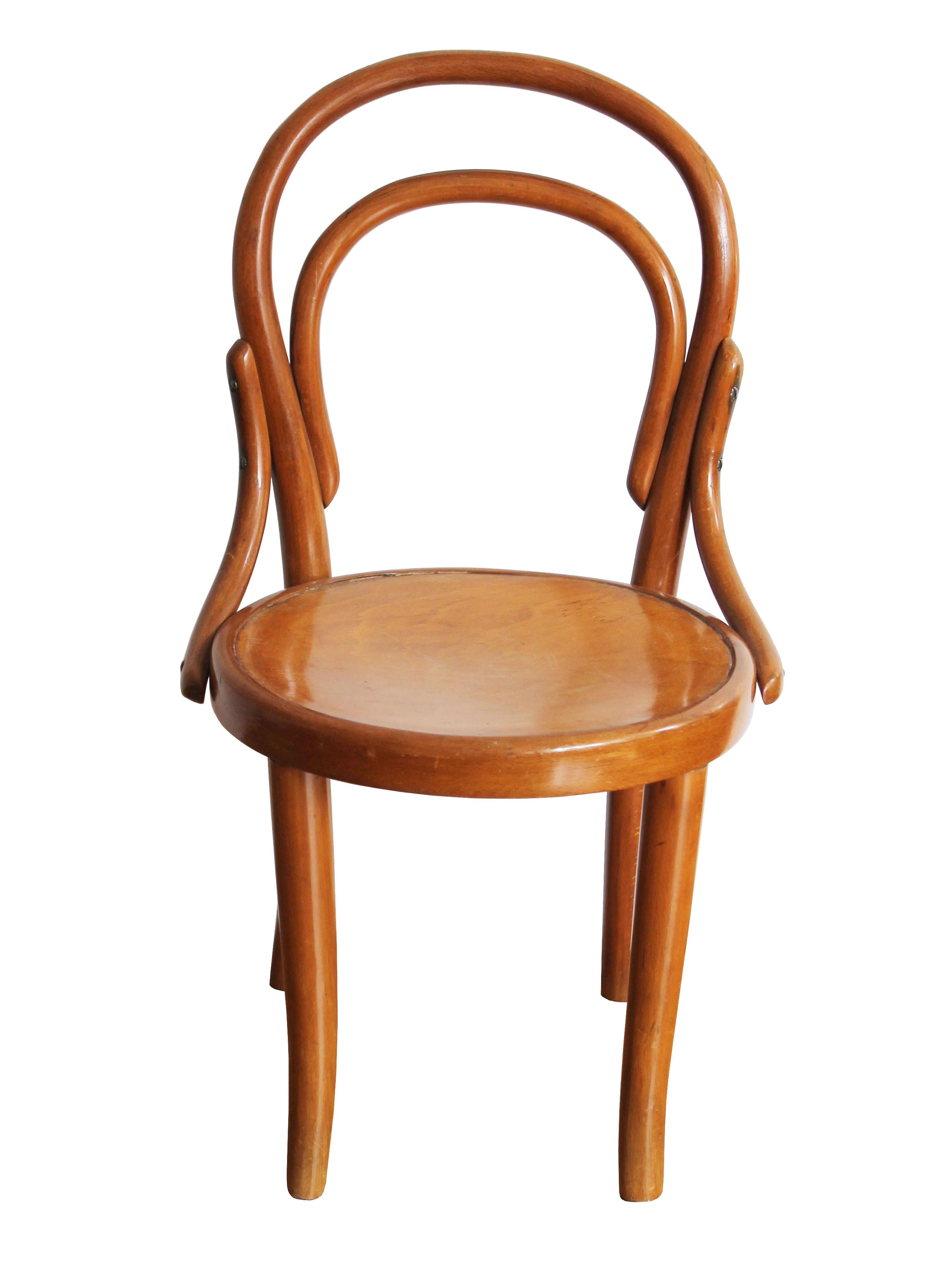 Une authentique chaise d'enfant en bois courbé fabriquée au début du XXe siècle par la société Thonet Furniture - et connue sous le nom de Chair Model Number 1. Thonet a une grande tradition de production de divers meubles pour enfants, que l'on