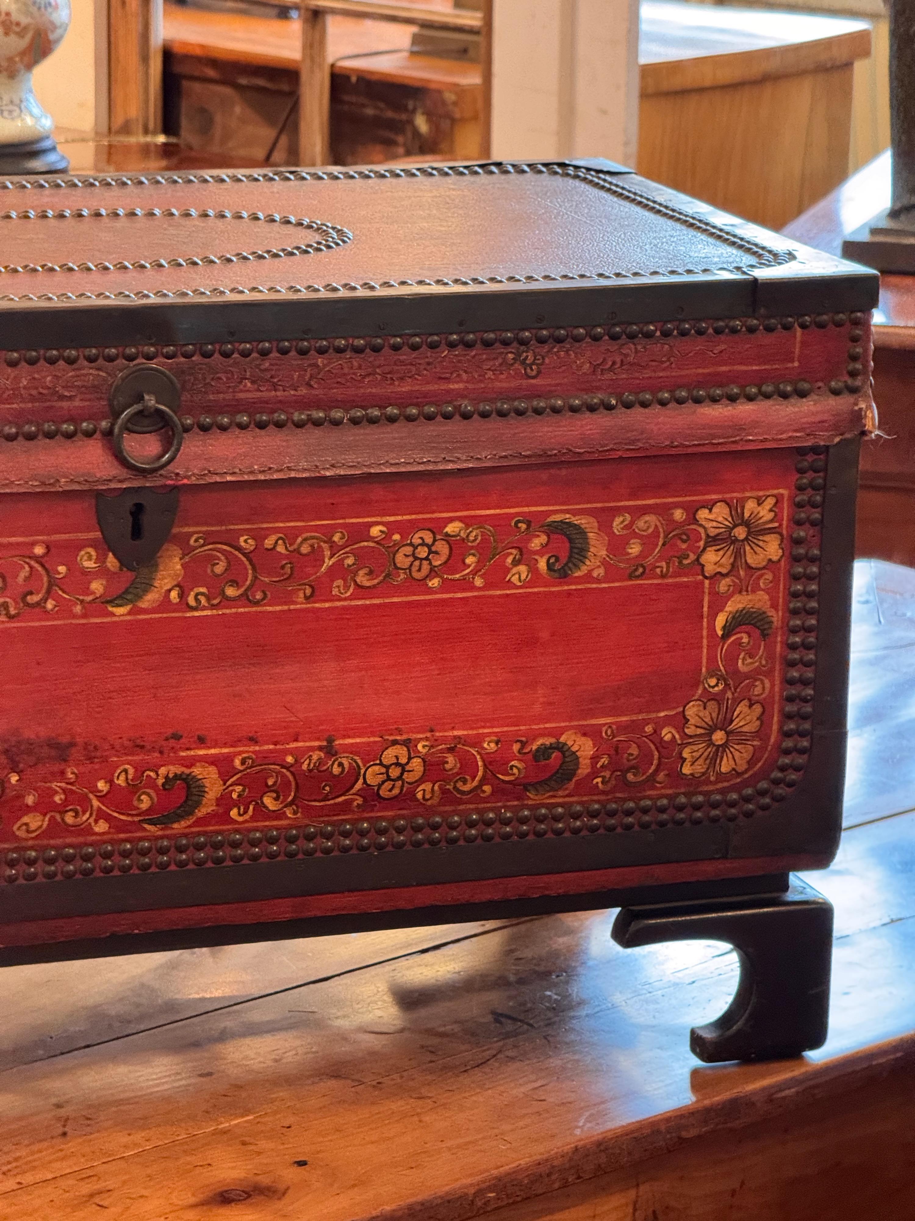 Baule in pelle China Trade degli anni '20 su cavalletto In condizioni buone in vendita a Charlottesville, VA