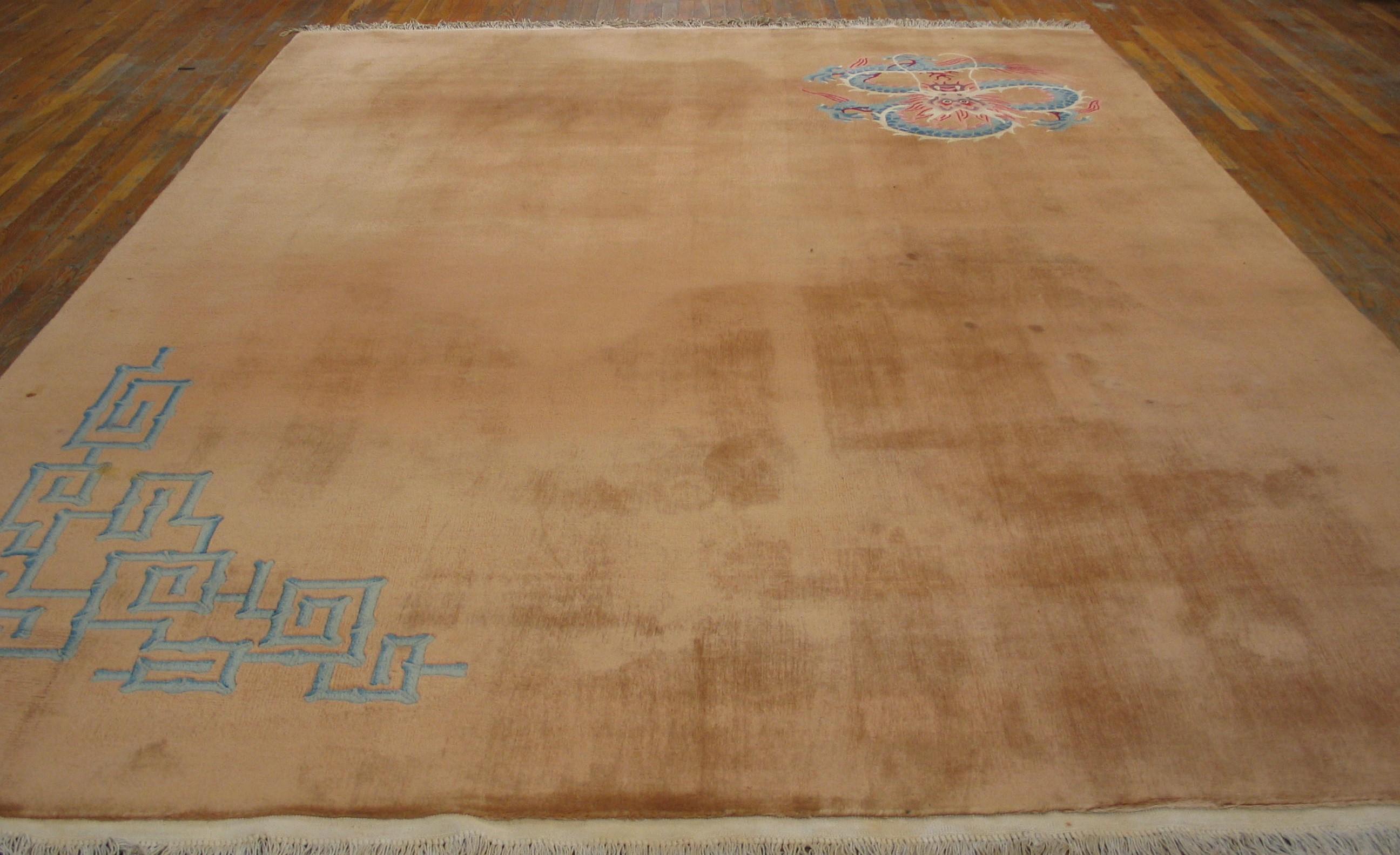 Dieser Teppich aus Tianjin aus den 1930er Jahren hat einen bordürenlosen, weichen Goldgrund mit einer blauen Laubsägearbeit in der oberen rechten Ecke und einem gegenüberliegenden vierklauigen Drachen in der unteren linken Ecke. Diese fast