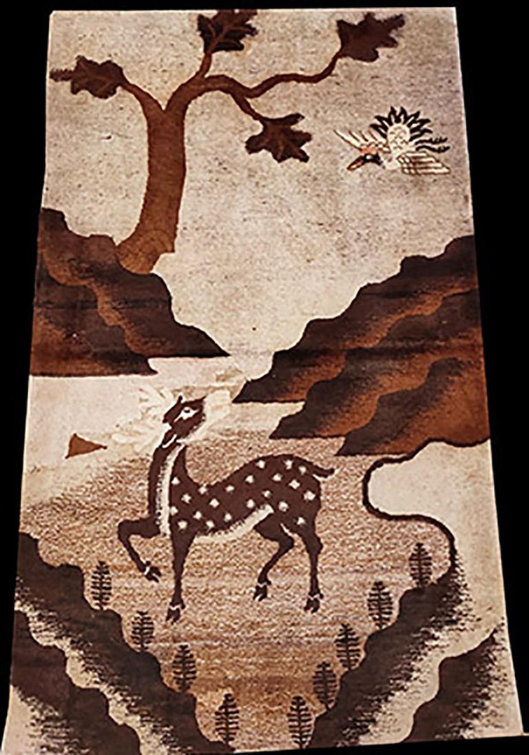 This borderless BaoTou features a spotted deer gazing at a phoenix flying above.  An enormous tree grows to the left and ranges of wavy 3-dimensional mountains frame the deer. 
Multitoned stippling is employed throughout.
