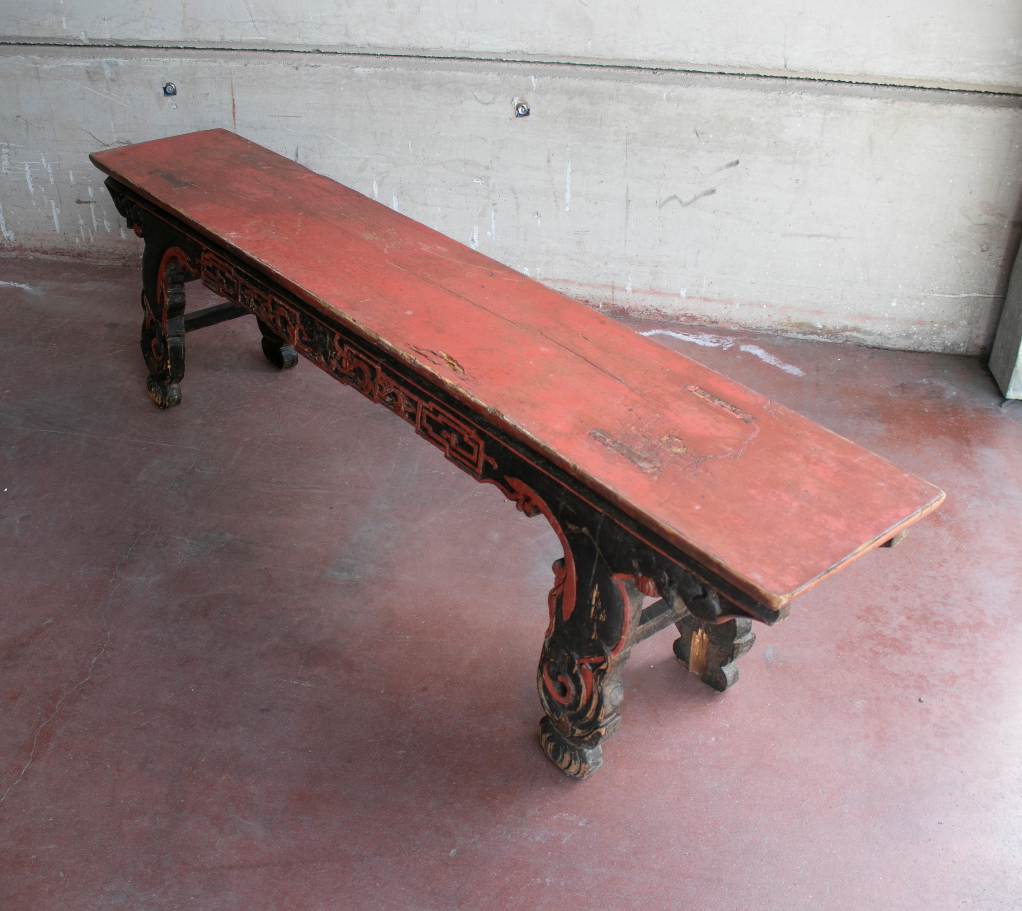 1920s Chinese Black and Red Painted Hand Carved Wooden Bench In Good Condition In Marbella, ES
